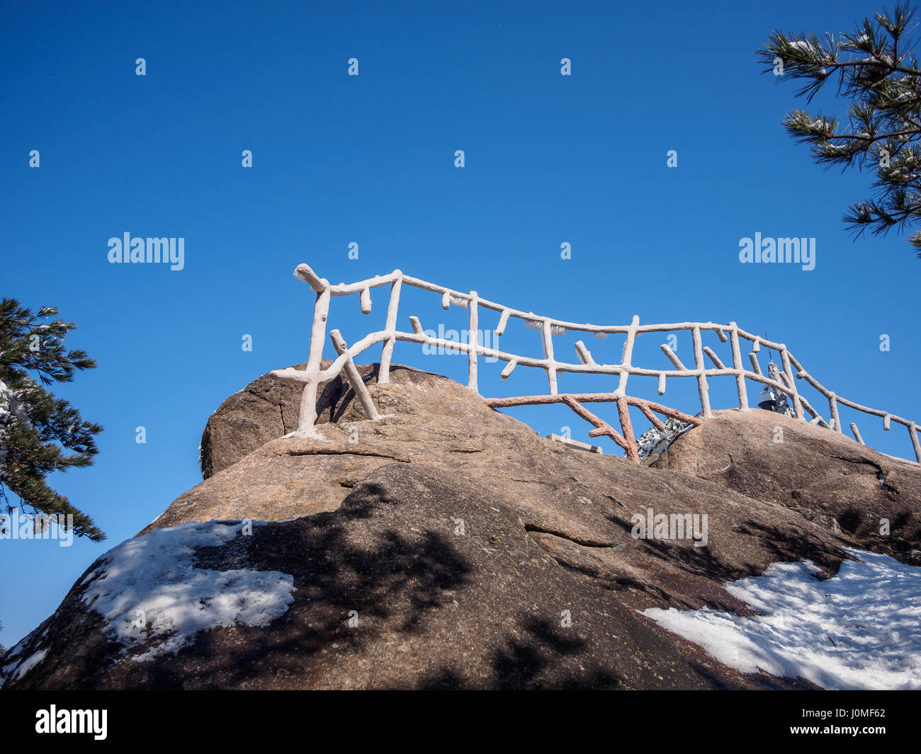 Scène de la neige sur la montagne huangshan, et les branches des arbres sous la neige. Huangshan Parc National est le plus célèbre de la Chine et de beaux points panoramiques. Banque D'Images