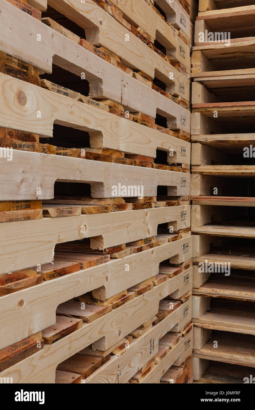 Grande Pile De Palettes En Bois Banque d'image et photos Alamy