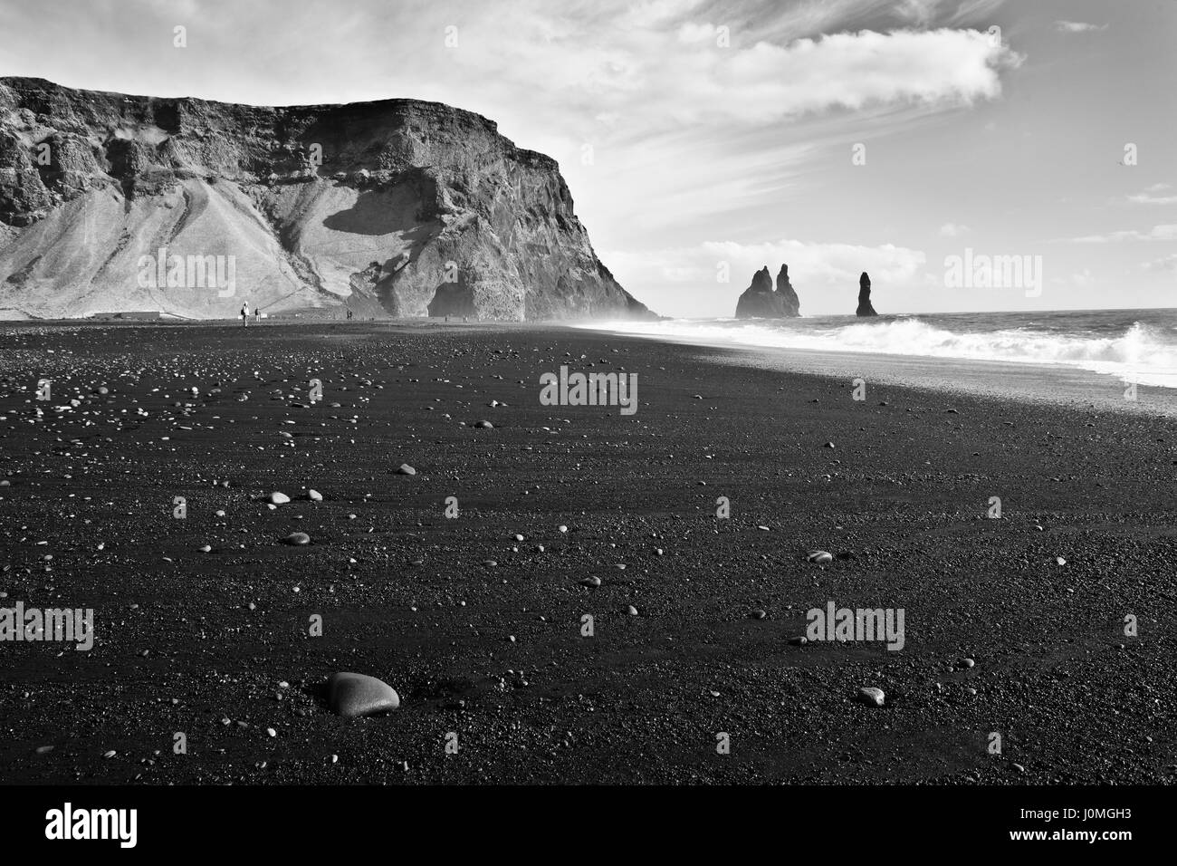Reynisdrangar célèbres formations rocheuses à la plage de Reynisfjara qui jouit noir. Côte de l'océan Atlantique près de Vik, le sud de l'Islande Banque D'Images