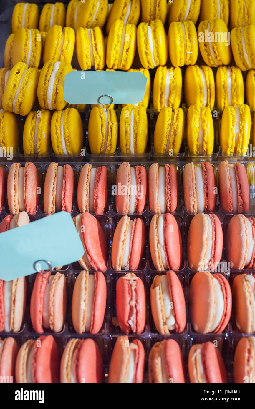 Macaron français sur la ligne jaune et rose sur le bac Banque D'Images