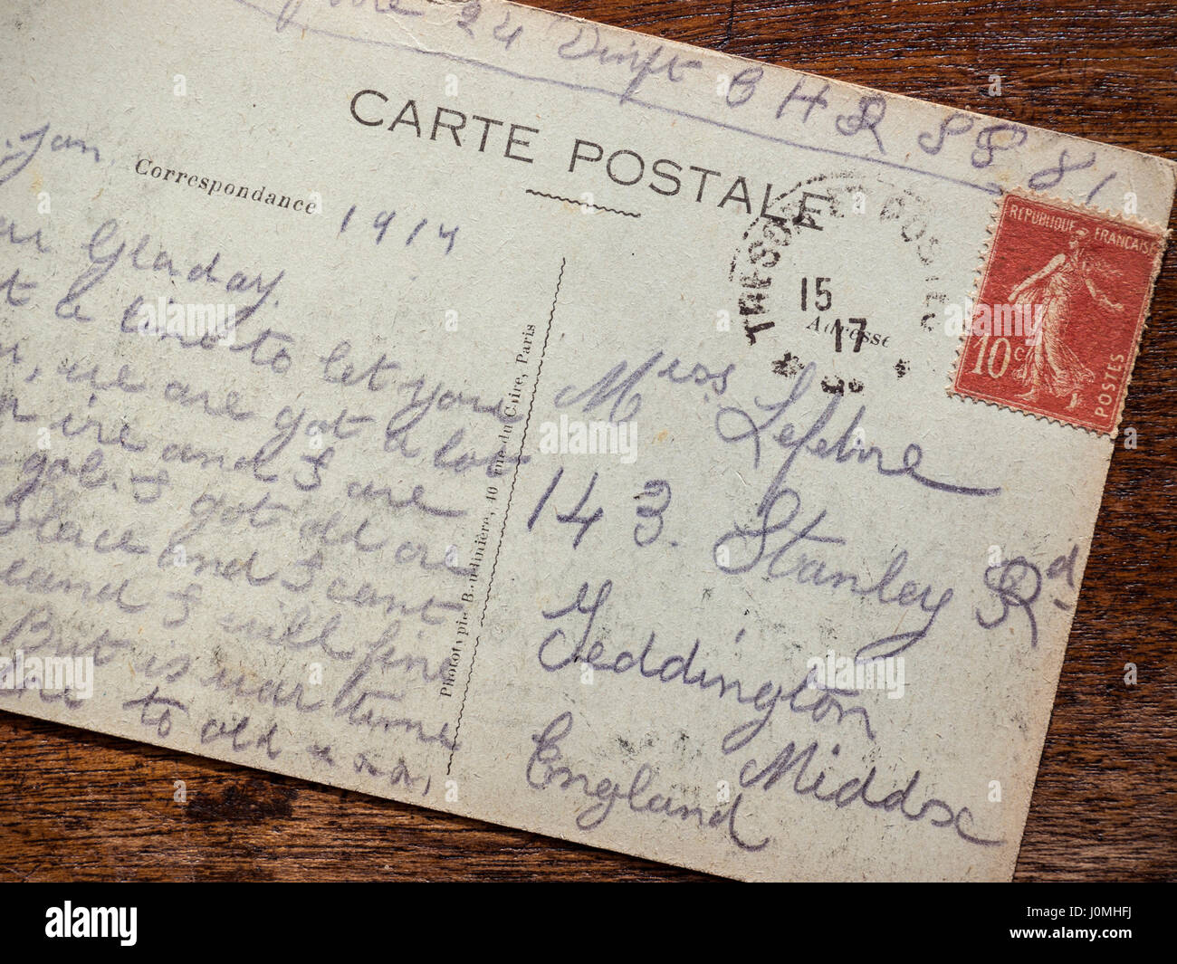 Historique poignant vintage WW1 1917 carte postale, envoyée à partir de la bataille de Verdun en France, par un soldat britannique en laissant sa petite amie qu'il est bien Première Guerre mondiale Guerre mondiale 1 Banque D'Images