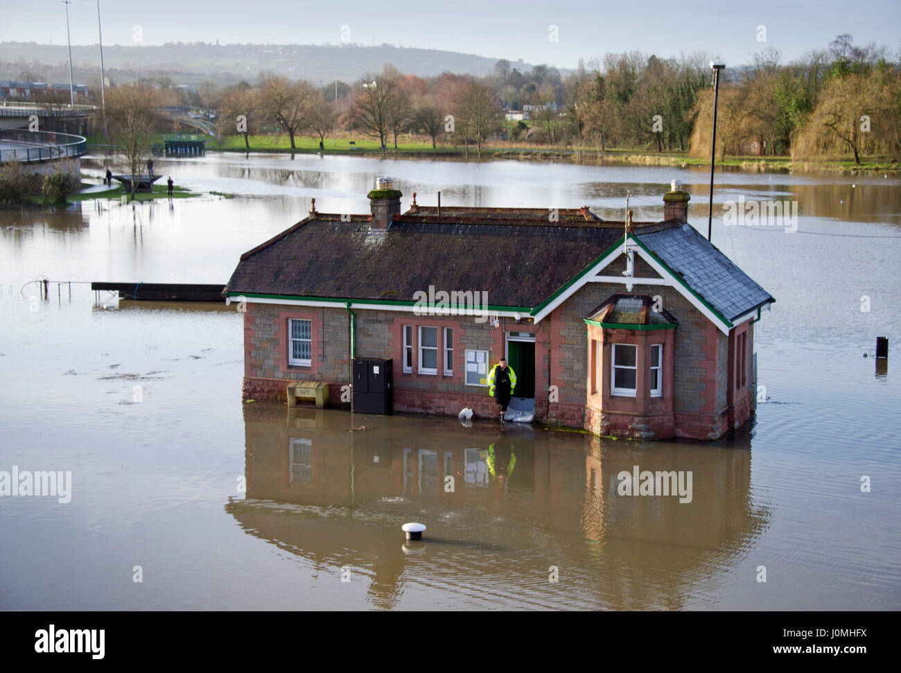 Bâtiment à quai inondé, causé par une exceptionnelle marée haute dans le bassin de Cumberland de bristol Banque D'Images