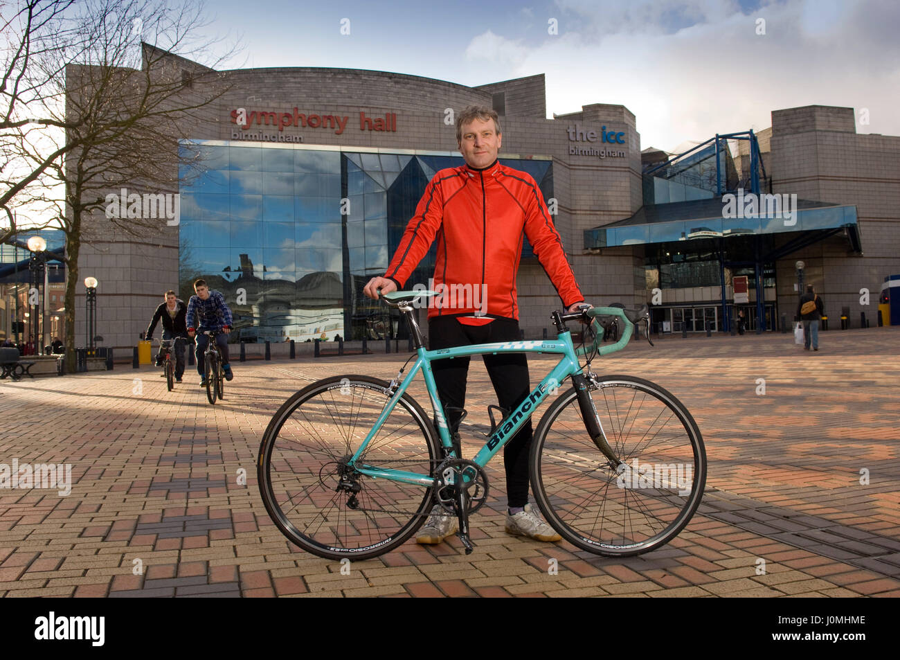 Paul Hudson sur son vélo en face de l'hôtel de ville et de l'équitation le long des canaux. Banque D'Images