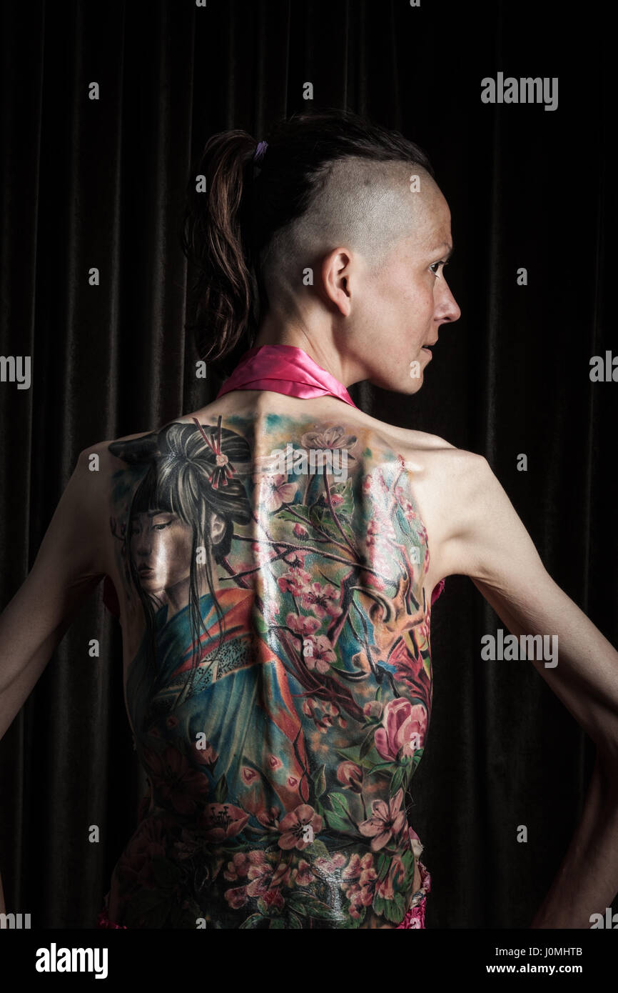 GALWAY, IRLANDE - Septembre 12 : Portrait d'une femme non identifiée avec tattoo qui prenait part à la 3e Annual International Tattoo Show Galway Banque D'Images
