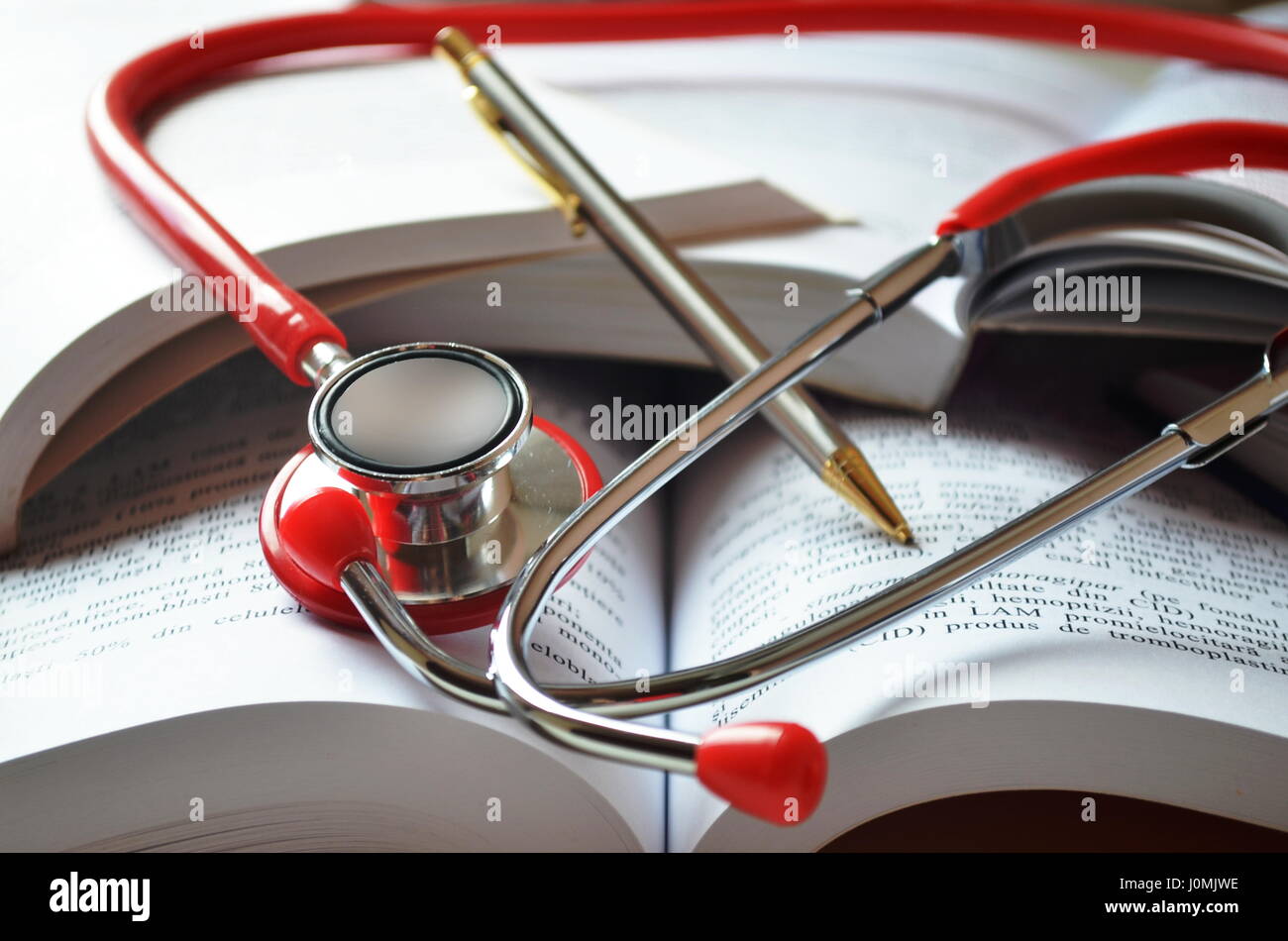 Équipements de l'étudiant en médecine, comme red stéthoscope et stylo et livres Banque D'Images