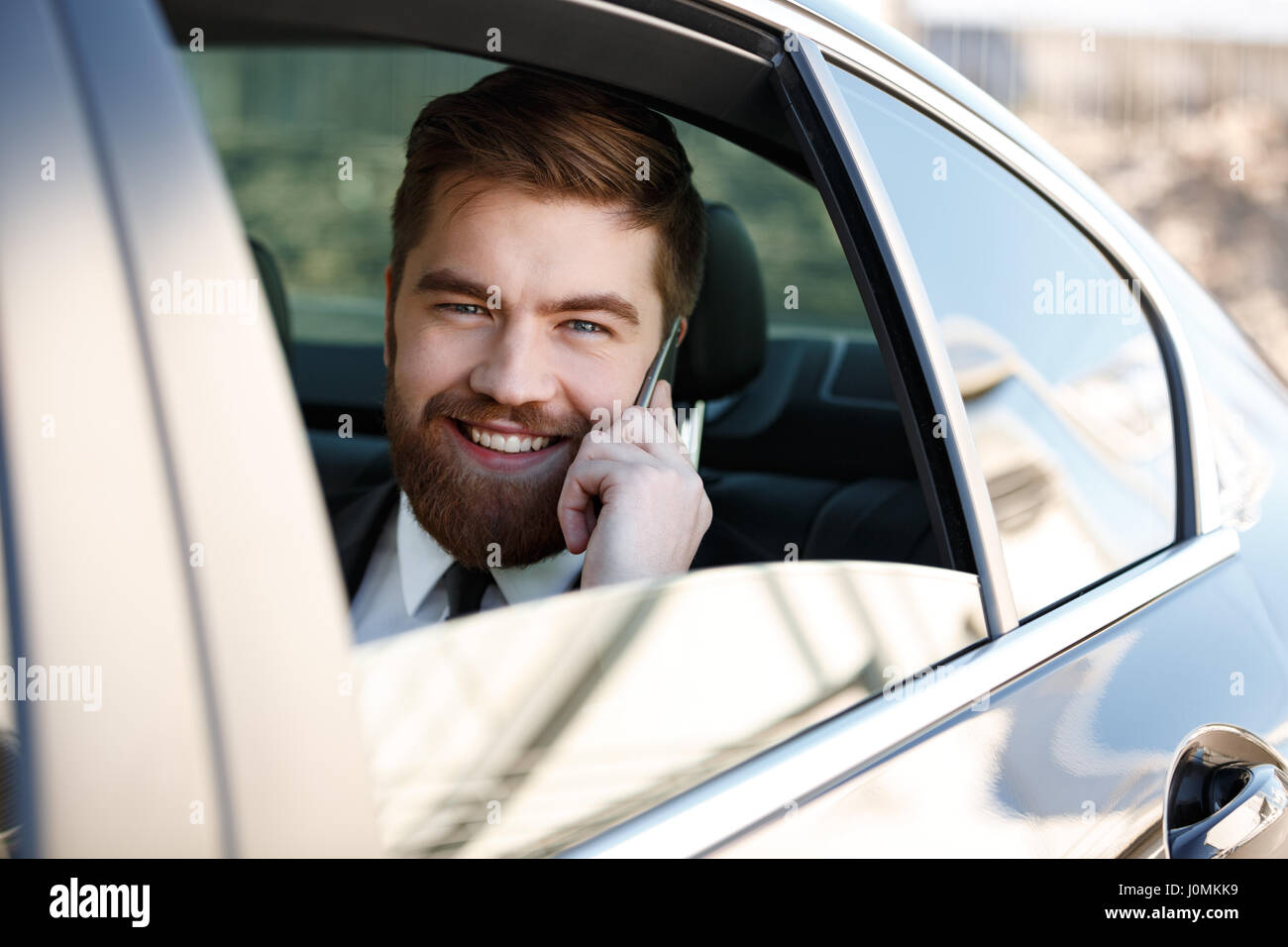 Heureux homme assis sur une voiture Banque de photographies et d’images ...