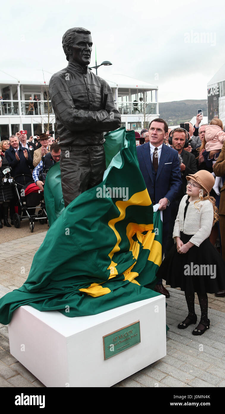 Cheltenham Jour 1 - Sir A.P. McCoy dévoile une statue de lui-même avant de commence le jour 1 de la Cheltenham Festival 2017 comprend : Sir A.P. McCoy Où : Cheltenham, Royaume-Uni Quand : 14 Mars 2017 Banque D'Images