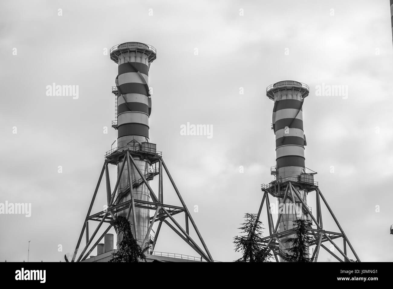 Les conduits de chaudières industrielles, contre le nuage et ciel bleu . Banque D'Images