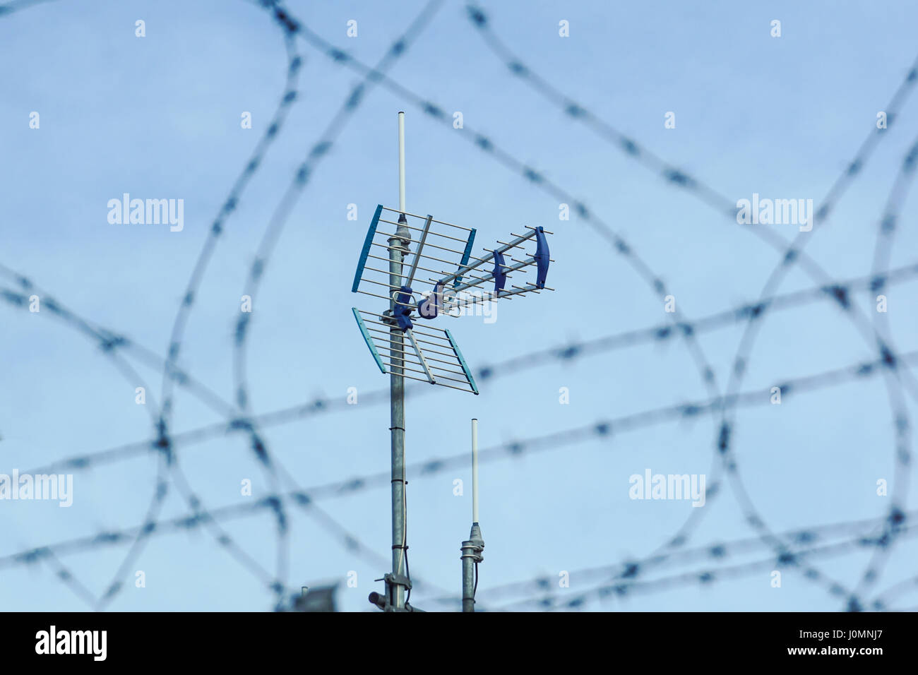 Antenne directionnelle pour la réception de la télévision numérique DVB-T et DVB-T2 contre un ciel bleu. Banque D'Images