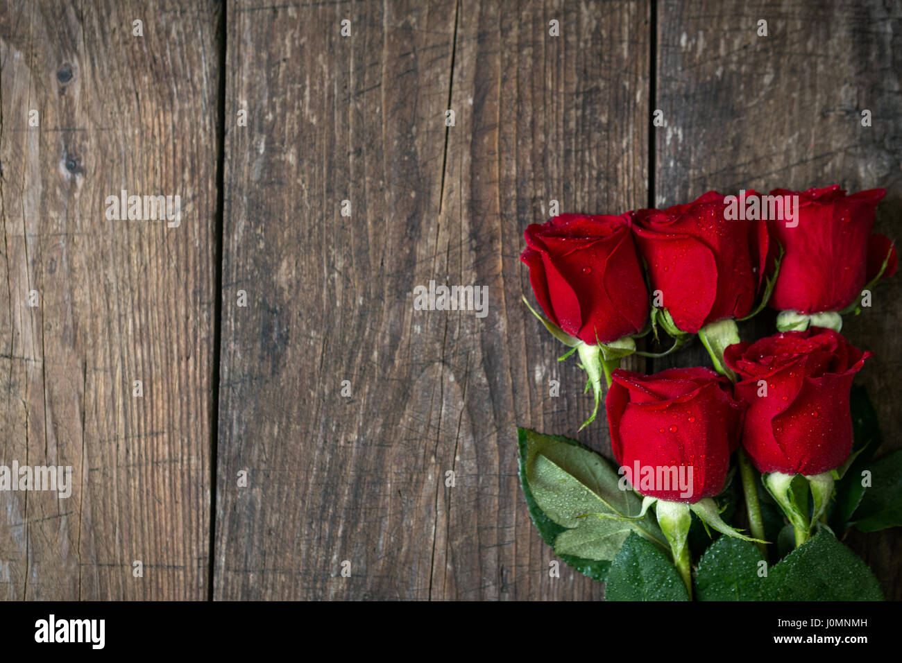 Vieux fond de bois avec des roses rouges copie espace Vue de dessus Banque D'Images