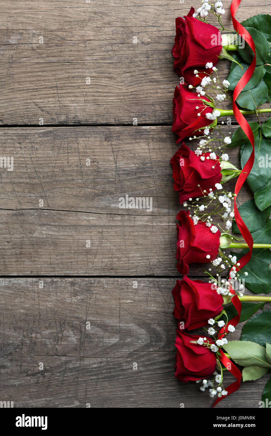 Roses sur planche de bois, l'arrière-plan, l'espace de copie. Vue d'en haut Banque D'Images