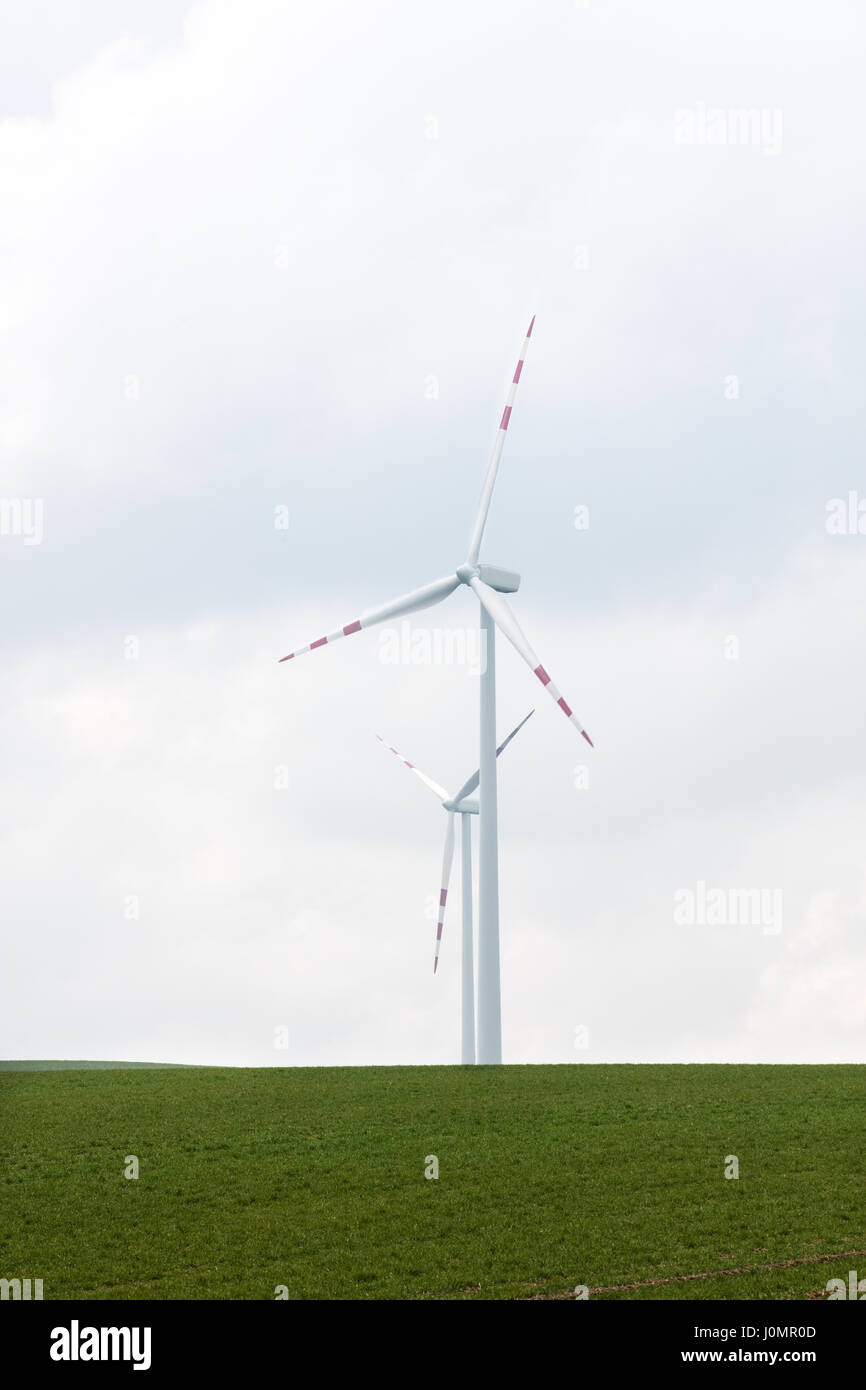 Éoliennes sur le champ jour nuageux Banque D'Images