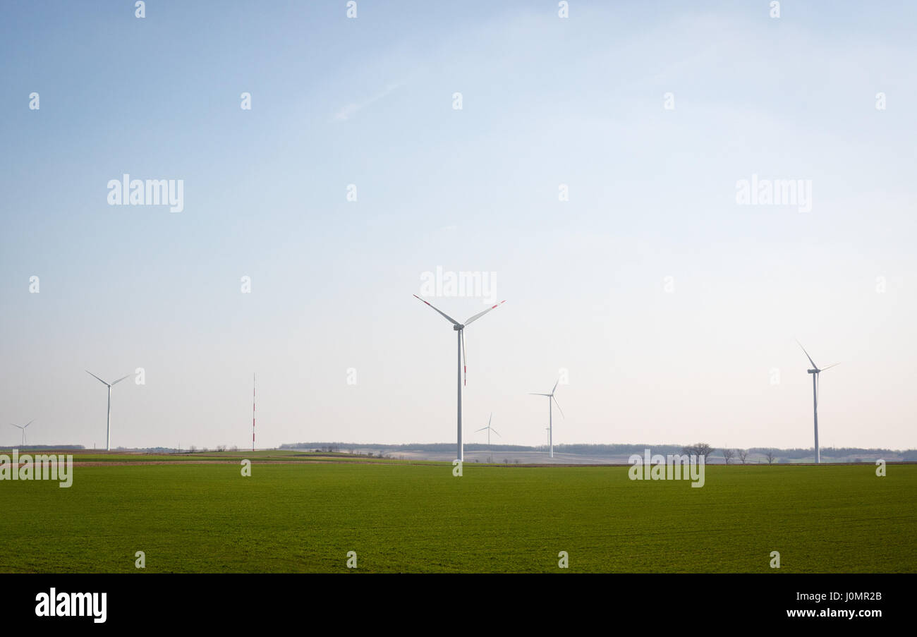 Éoliennes dans la nature sur une journée claire Banque D'Images