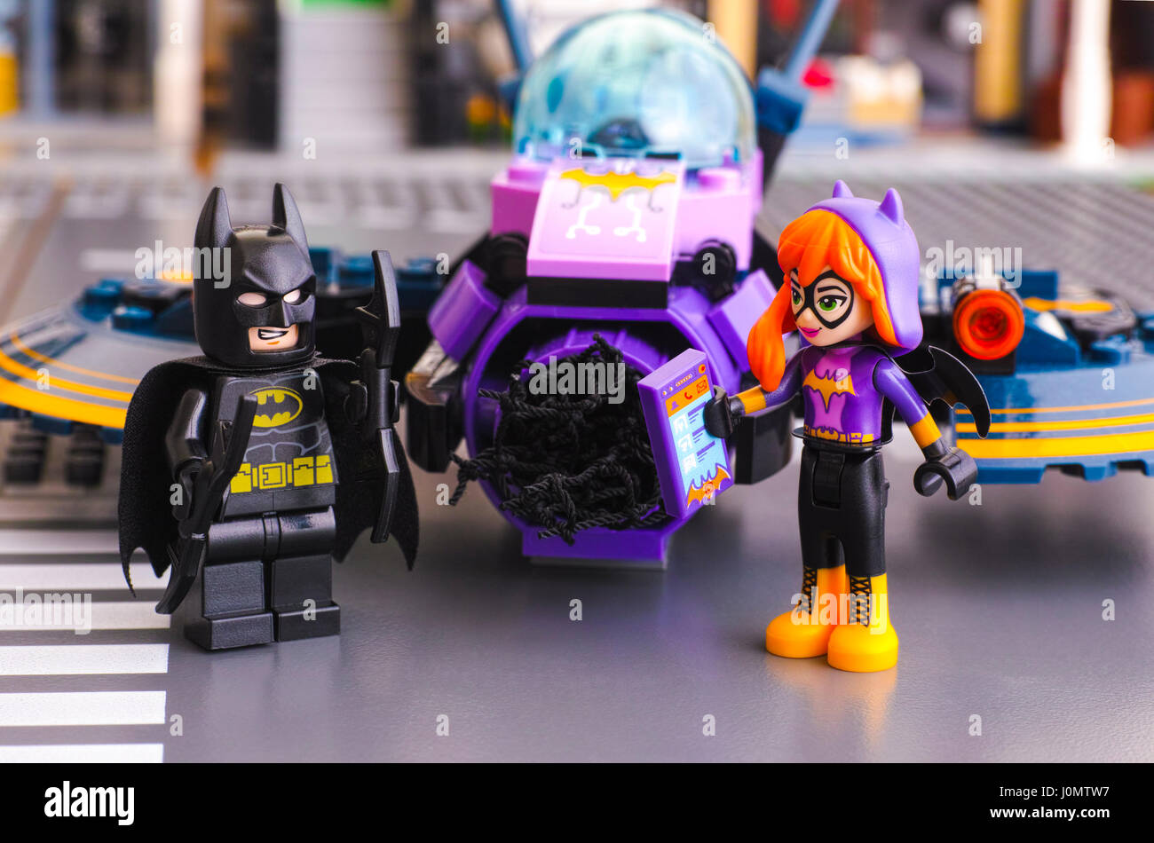 Tambov, Fédération de Russie - Mars 04, 2017 Super Héros DC Lego filles monde. Playmobil - 5116 - Moto de Batman et Batgirl batarangs avec mini-poupée figure avec mobile Banque D'Images