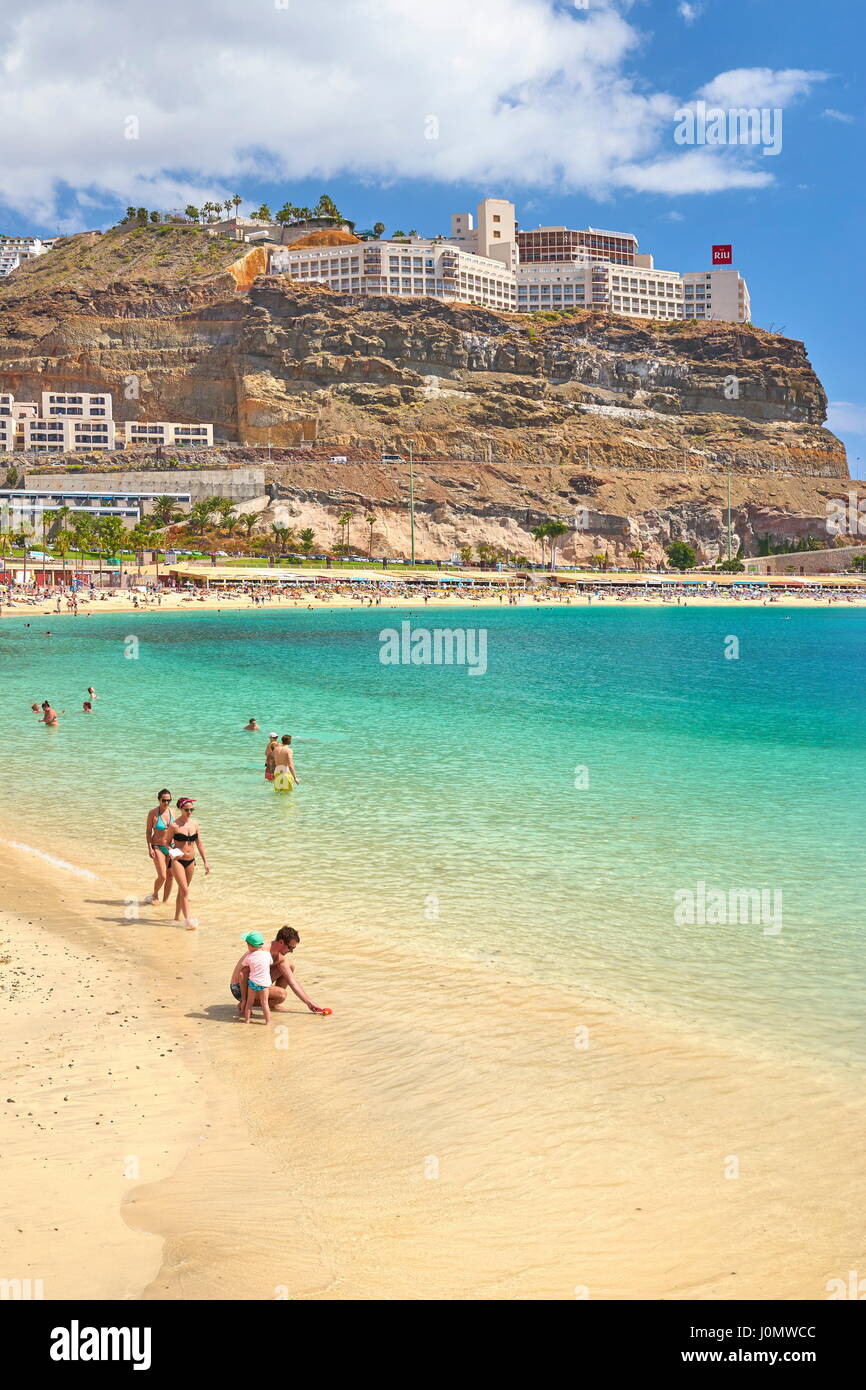 Les touristes sur la plage de Puerto Rico, Gran Canaria, Espagne Banque D'Images