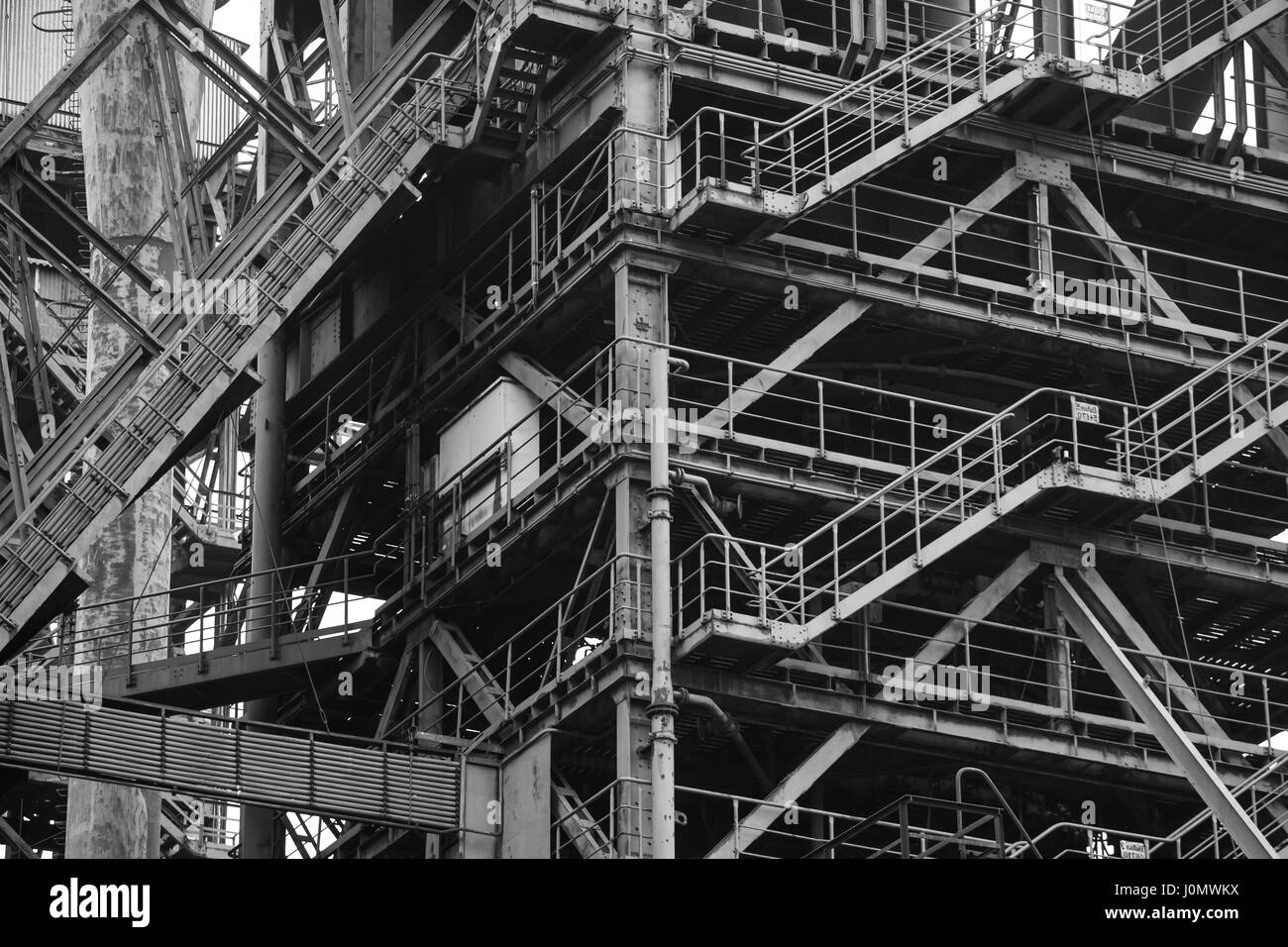 Escaliers en acier conduisent à la partie supérieure du haut-fourneau au Landschaftspark, une forge abandonnée à Duisburg, Allemagne Banque D'Images