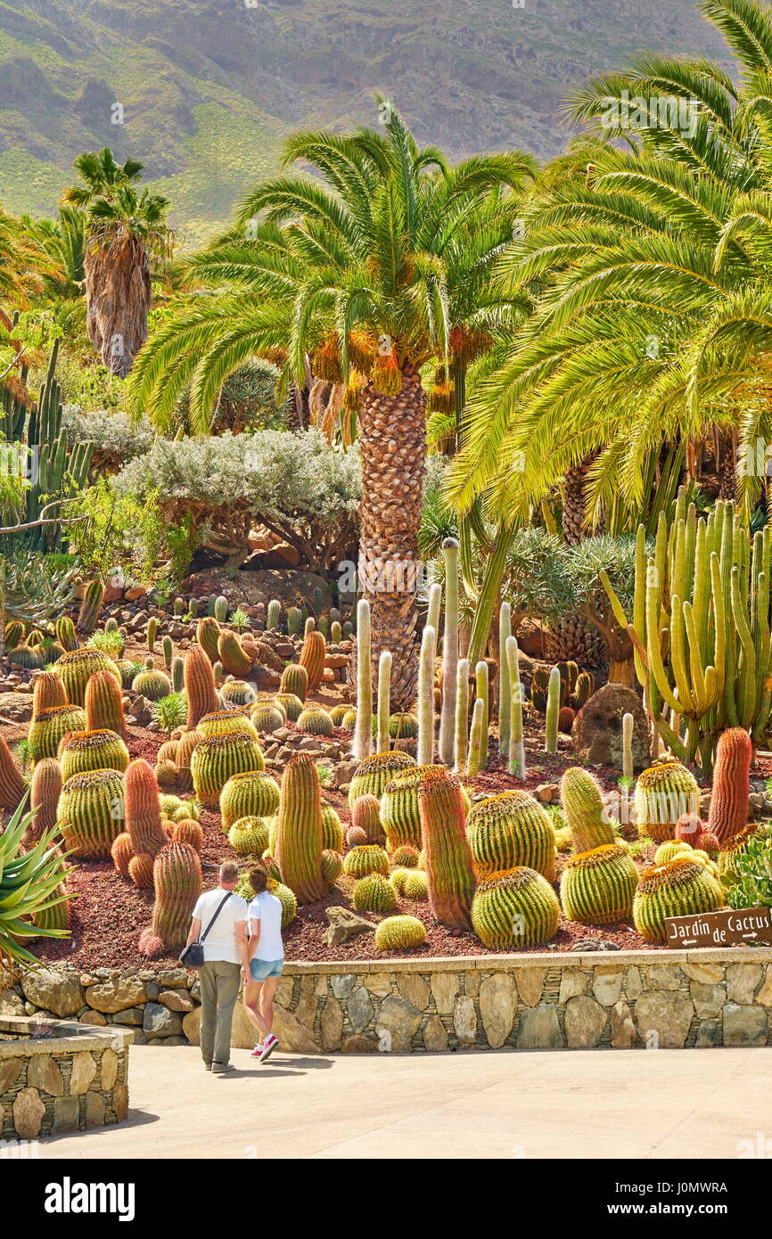 Les touristes en jardin de cactus, Gran Canaria, Espagne Banque D'Images