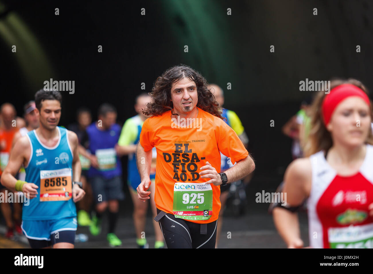 Rome, Italie - 2 Avril, 2017 : Les athlètes du 23e Marathon de Rome pour le passage du tunnel Umberto I, à quelques kilomètres de l'arrivée. Banque D'Images