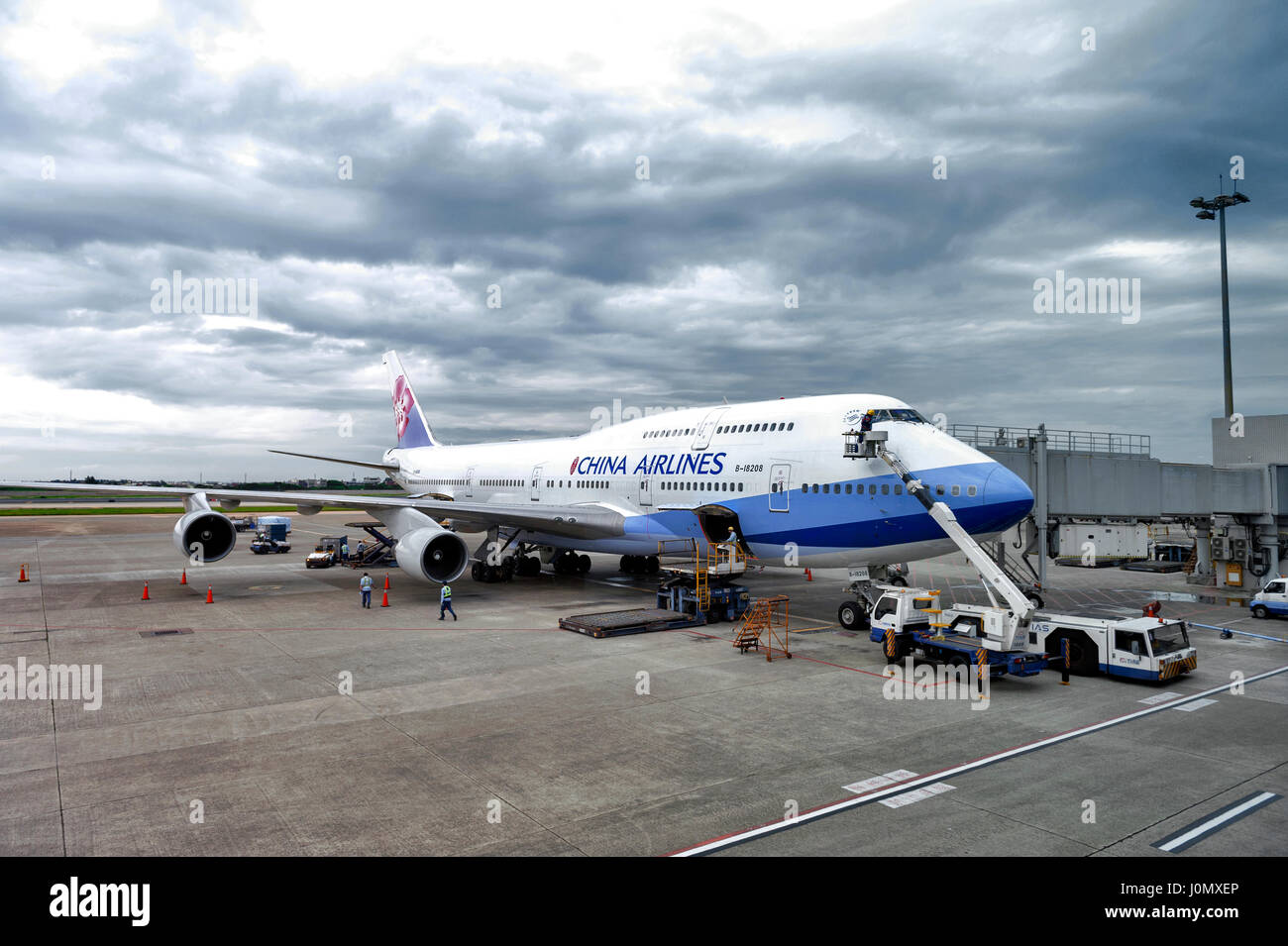 Taipei, République de Chine (Taïwan) - Mars 2016 : traitement d'un sol de l'avion Boeing 747-400 de China Airlines à l'Aéroport International de Taiwan Taoyuan Banque D'Images