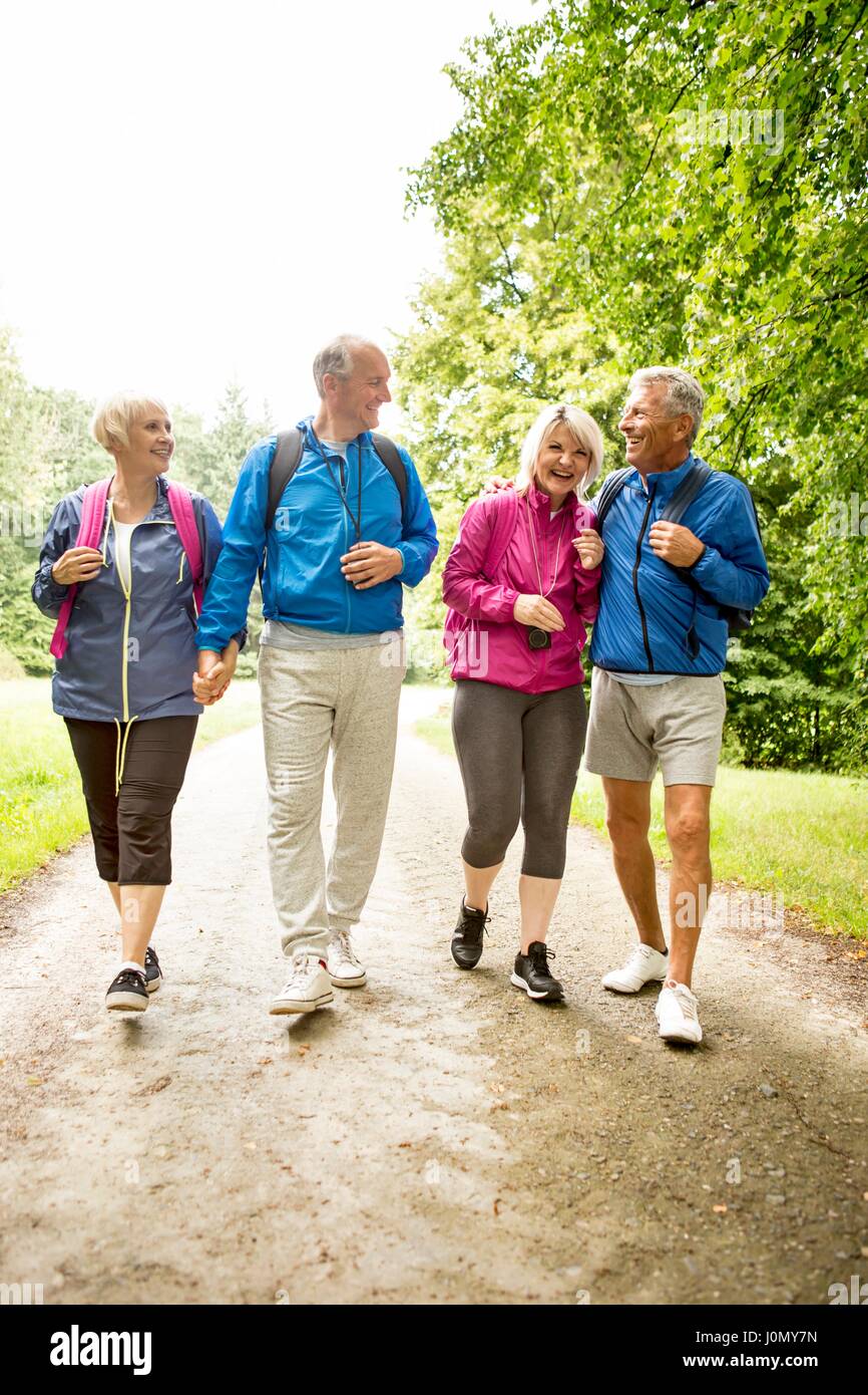Quatre personnes sur la randonnée. Banque D'Images