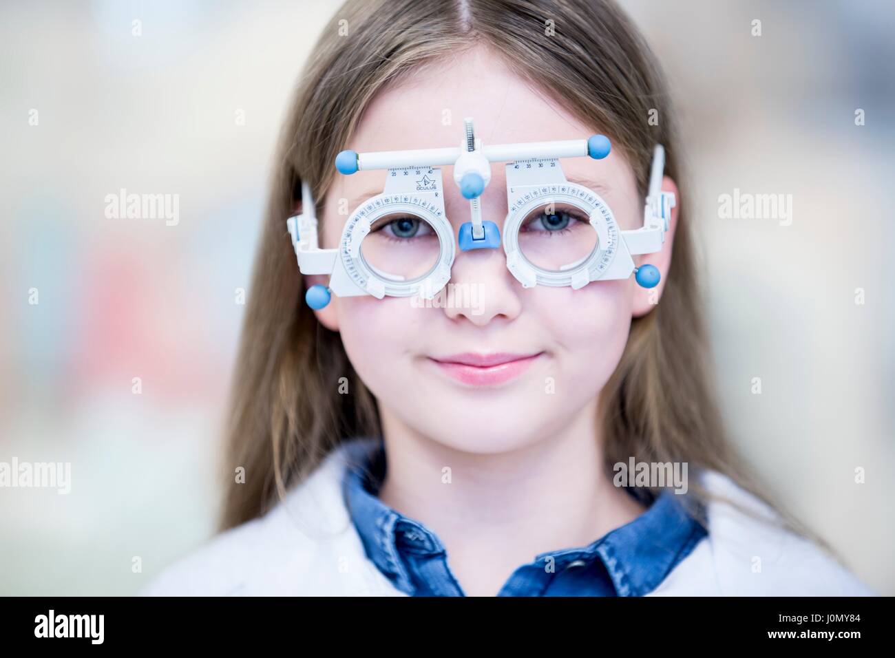 Portrait of Girl wearing trial frame, close-up. Banque D'Images