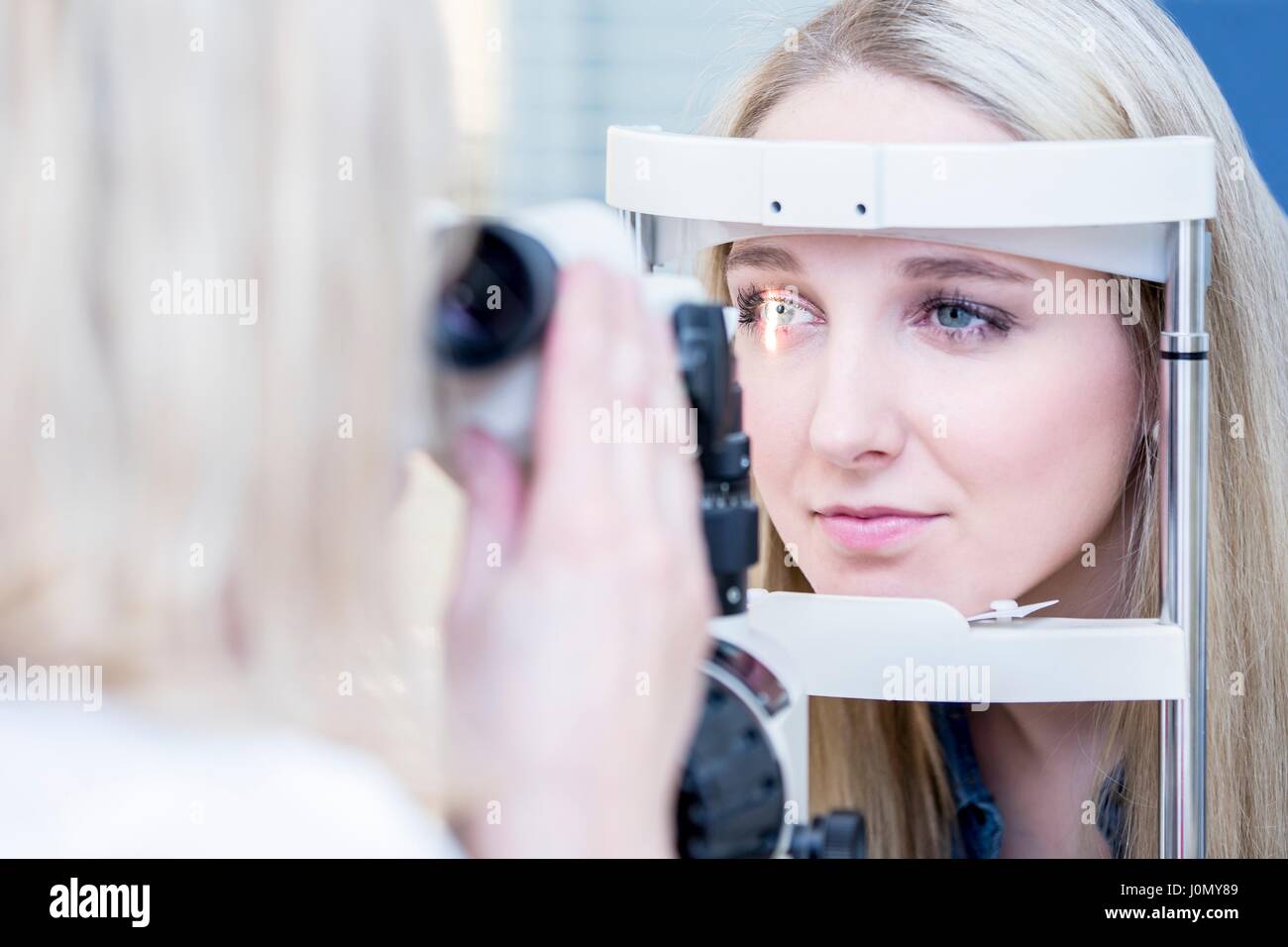 Patient de sexe féminin ayant l'examen des yeux dans l'optométriste's shop, close-up. Banque D'Images