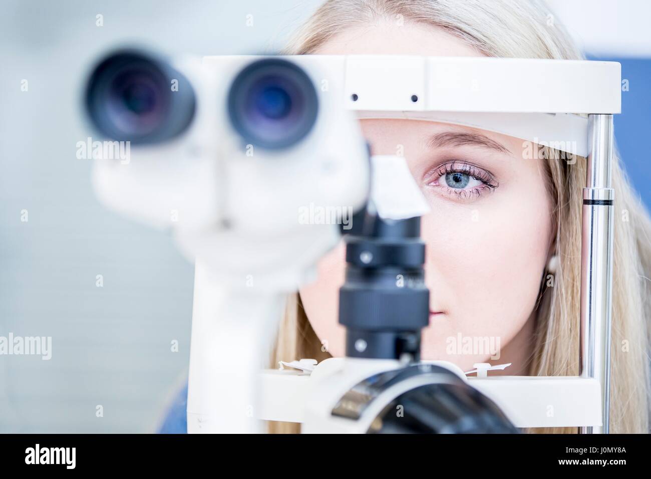 Patient de sexe féminin ayant l'examen des yeux dans l'optométriste's shop, close-up. Banque D'Images