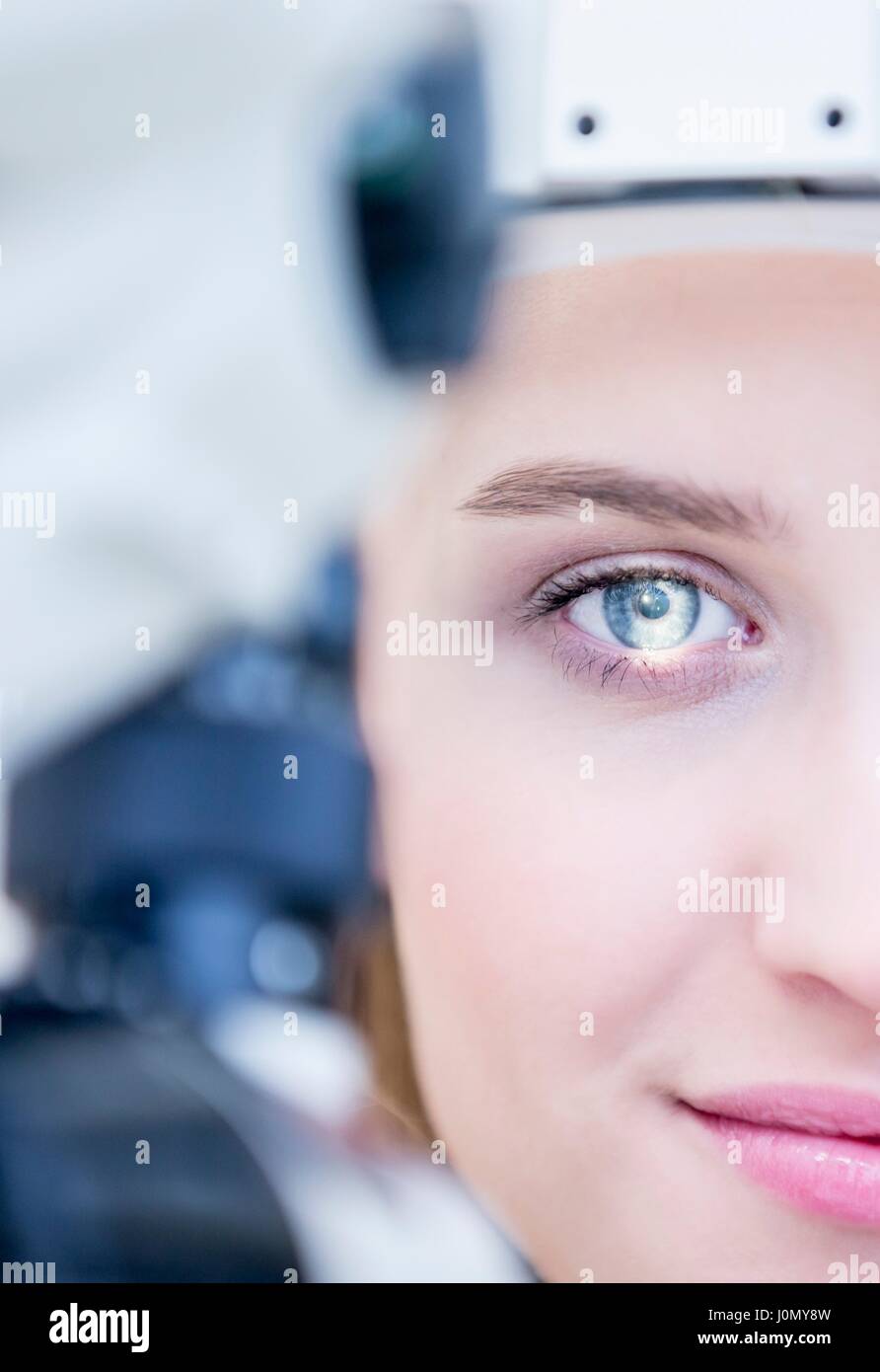 Femme assise en face de la lampe à fente pour l'examen de la vue. Banque D'Images