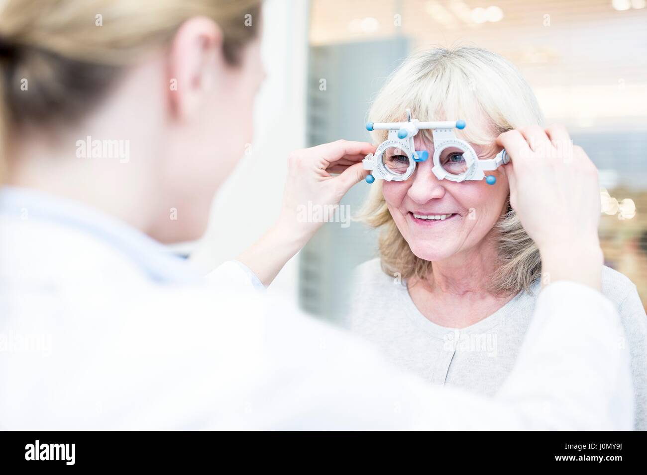 Senior woman having Examen de la vue par un optométriste. Banque D'Images