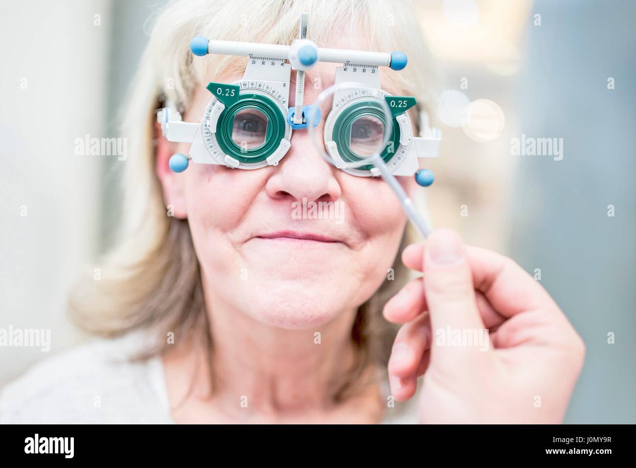 Senior woman having Examen de la vue par un optométriste. Banque D'Images