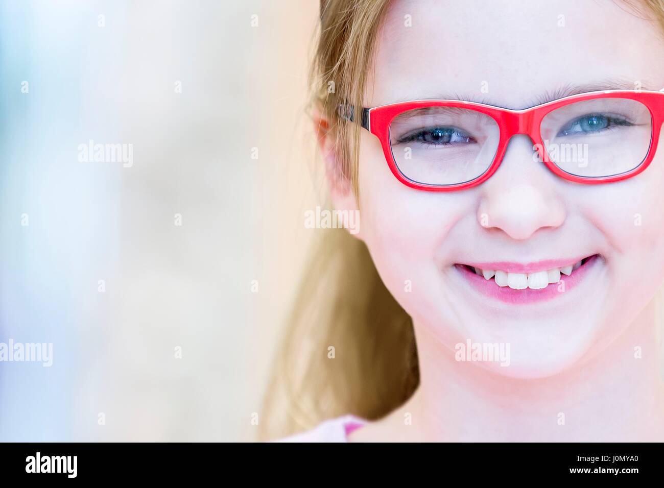 Portrait de jeune fille essayant glasses in optometrist's shop. Banque D'Images