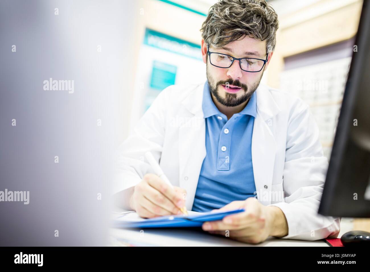 Optométriste optométriste ordonnance dans l'écriture. Banque D'Images