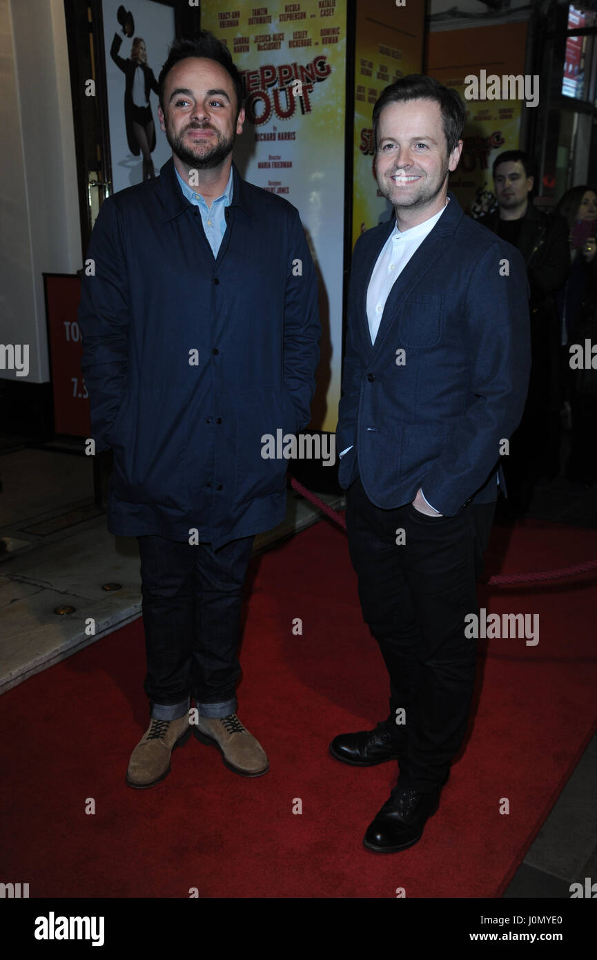 Sortir Appuyez sur nuit au Vaudeville Theatre - Arrivées avec : Ant et Dec Où : London, Royaume-Uni Quand : 14 Mars 2017 Banque D'Images