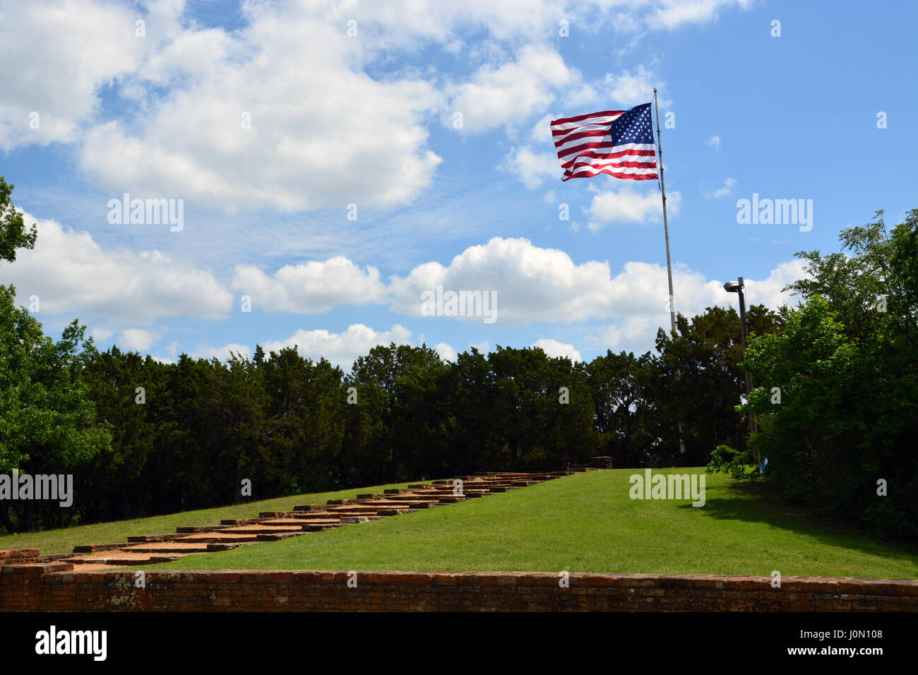 Le drapeau Américain au sommet de la colline de mât flys, un des points les plus élevés dans la région de Dallas au Texas. Banque D'Images