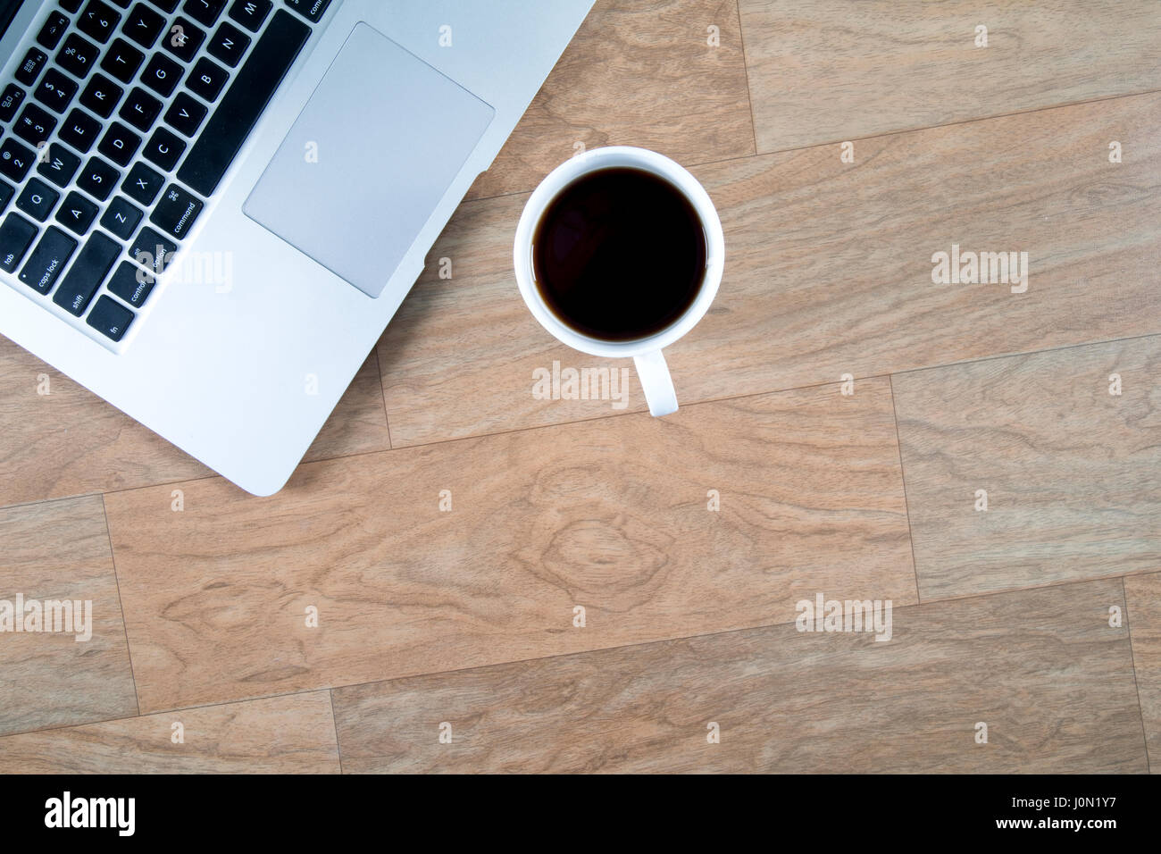 Ordinateur portable sur un bureau en bois Banque D'Images