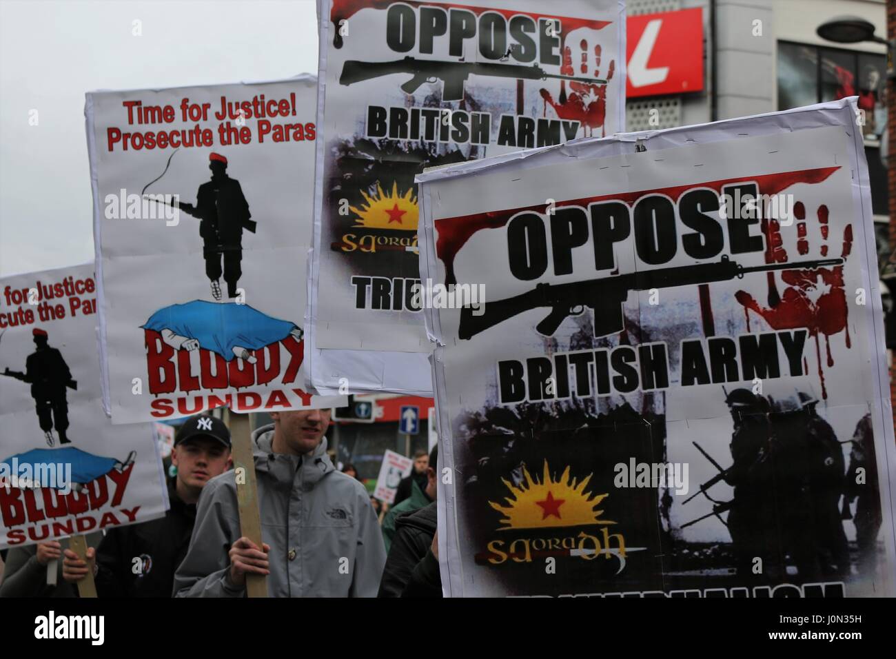 Belfast, Royaume-Uni. 14 avr, 2017. Un certain nombre de bannières tricolores et où présent lors d'un comptoir de protestation républicaine un rassemblement des anciens combattants militaires britanniques à Belfast Crédit : Conall Kearney/Alamy Live News Banque D'Images