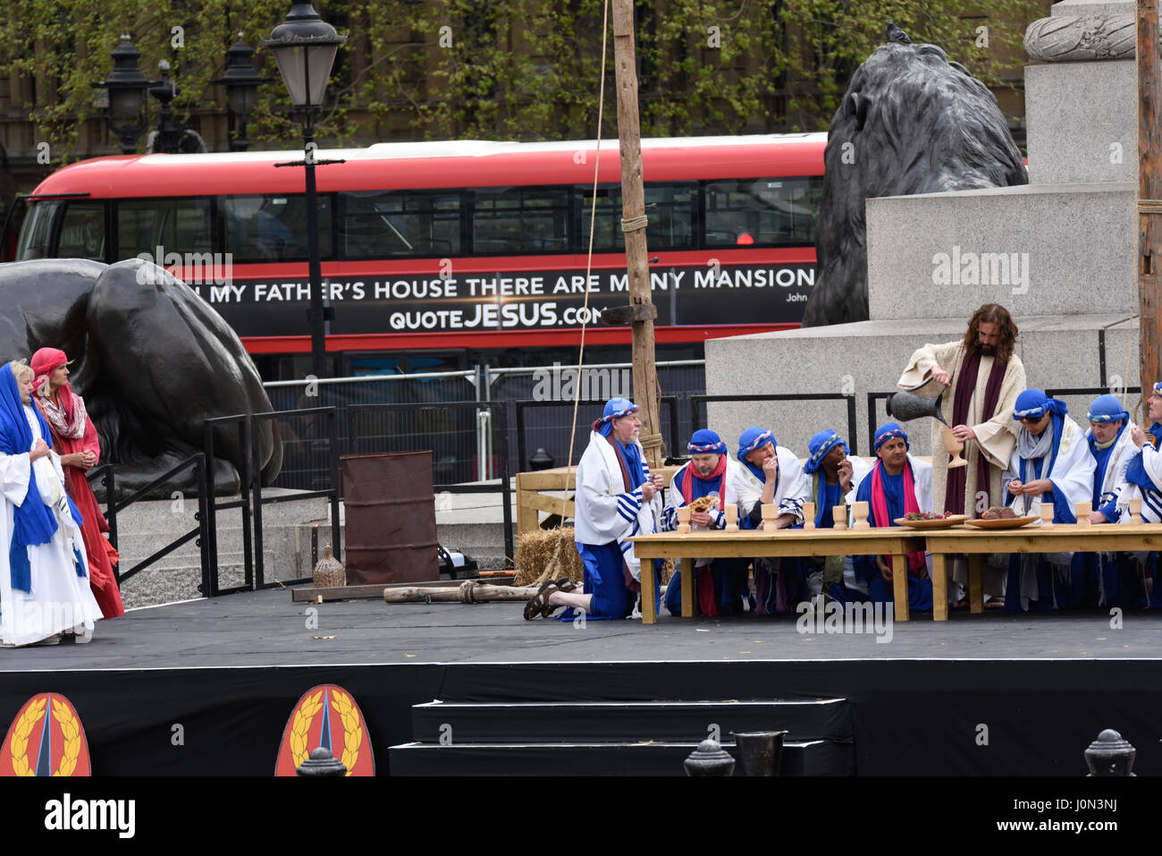 Dernier souper. Le Vendredi Saint de Pâques la troupe de Wintershall a représenté la «passion» et la résurrection de Jésus-Christ en utilisant Trafalgar Square comme scène Banque D'Images