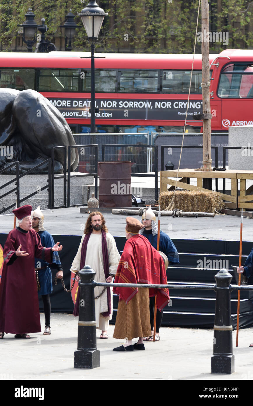 Le Vendredi Saint de Pâques la troupe de Wintershall a représenté la «passion» et la résurrection de Jésus-Christ en utilisant Trafalgar Square comme scène Banque D'Images