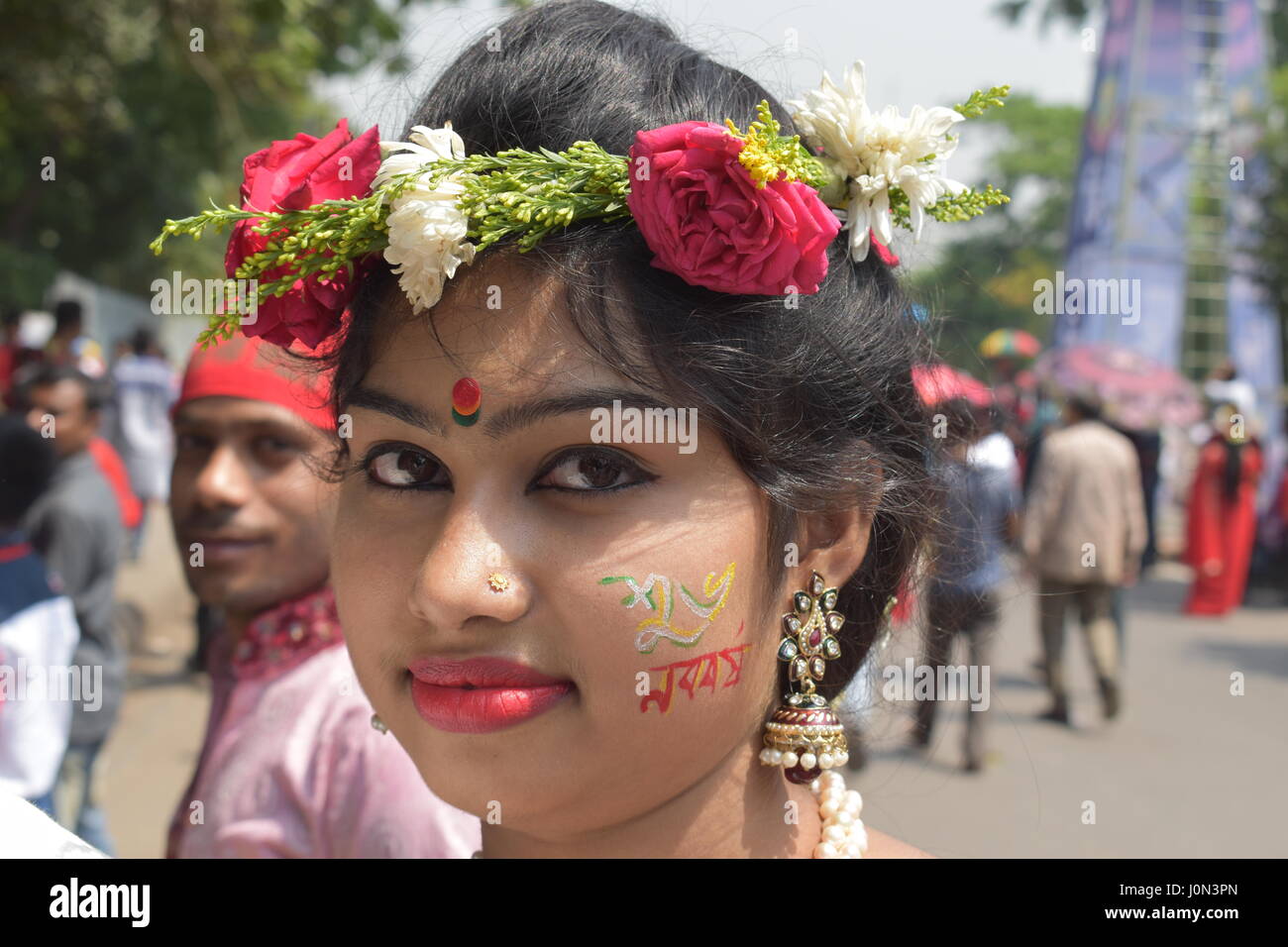 Dhaka. 14 avr, 2017. Une fille Le Bangladesh participe à une procession pour célébrer la nouvelle année Bengali le 14 avril 2017 à Dhaka, capitale du Bangladesh. Des dizaines de milliers de personnes portant des vêtements traditionnels s'est joint à une procession colorée, Mangal Shobha Jatra, d'accueillir la nouvelle année 1424 Bengali avec bonne humeur dans la capitale, Dhaka, Bangladesh, vendredi matin. Credit : Jibon Ahsan/Xinhua/Alamy Live News Banque D'Images