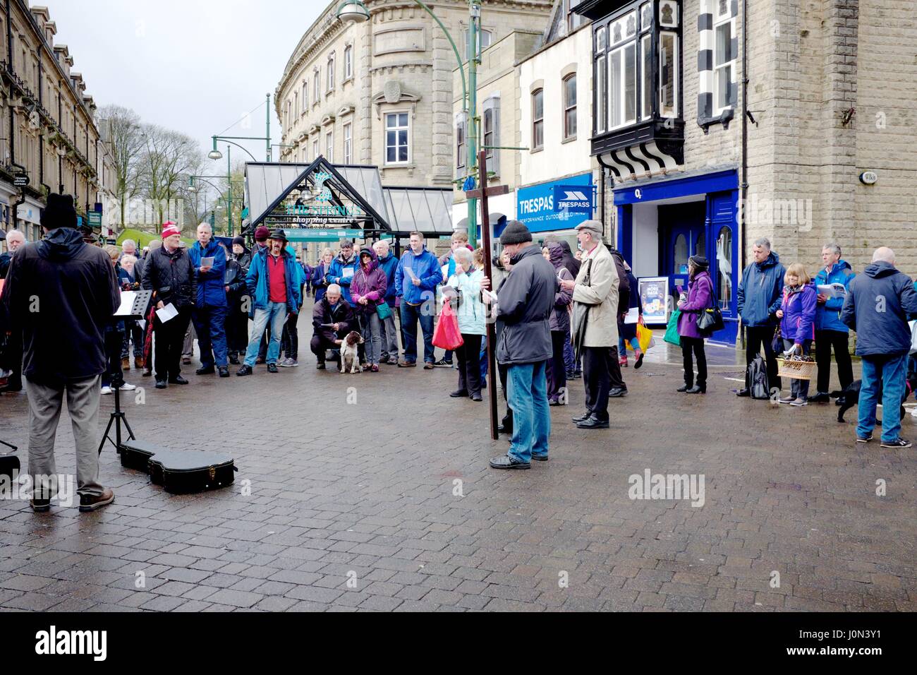 Buxton, Derbyshire 14 avril 2017 chrétiens à Buxton célébrer le Vendredi Saint avec une marche de témoin de l'église paroissiale de St John à la zone piétonne du centre commercial. Ils s'arrêtent à quatre reprises pour des hymnes et de la lecture de l'Evangile de St Marc. Les chrétiens du monde entier célèbrent le Vendredi saint comme le jour où Jésus-Christ a été crucifié, avant de remonter le dimanche de Pâques. Crédit : John Fryer/Alamy Live News Banque D'Images