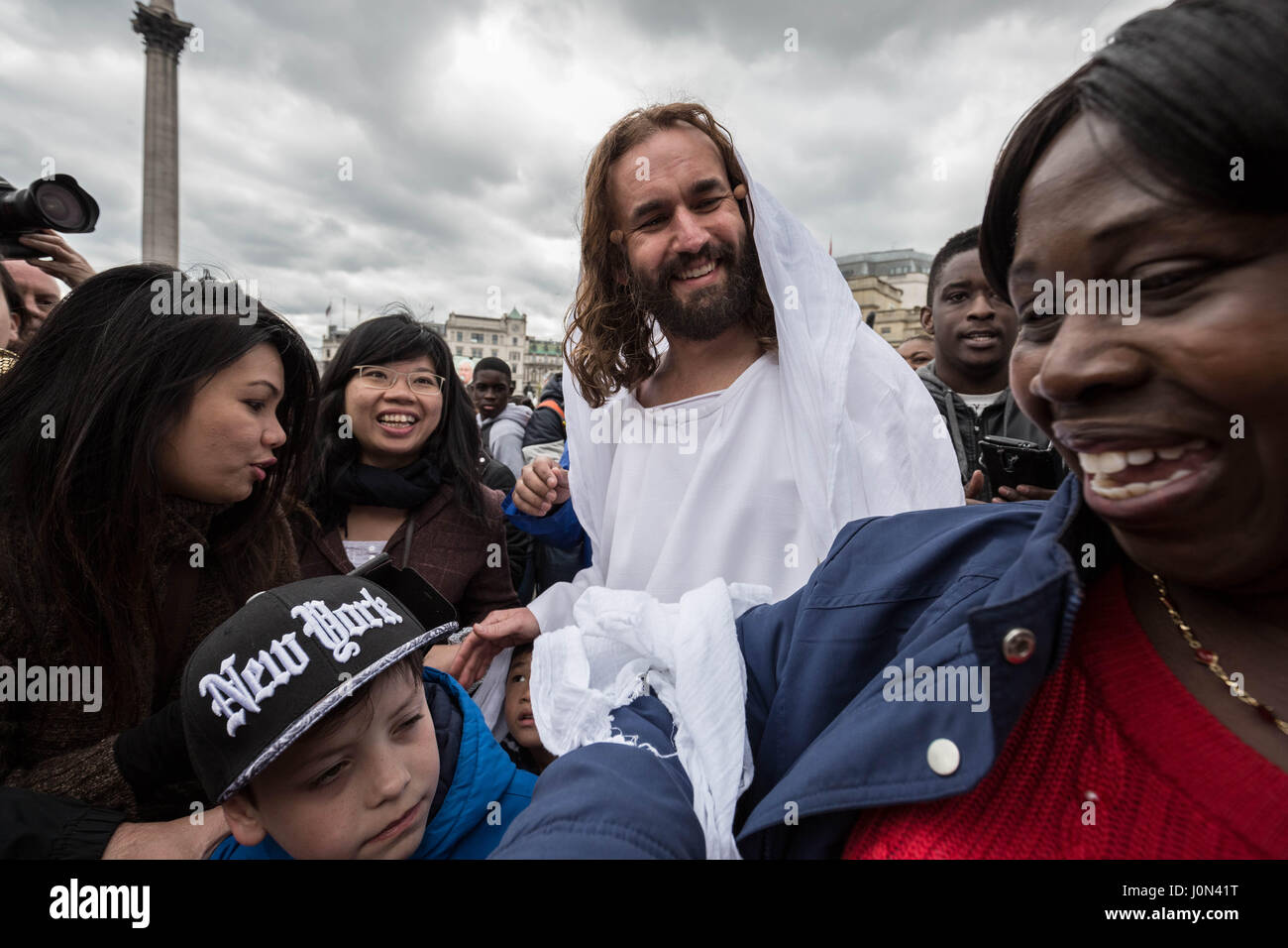 Londres, Royaume-Uni. 14 avril, 2017. Burke-Dunsmore James comme Jésus avec les membres de l'auditoire après la performance en plein air de "La Passion de Jésus" par l'Wintershall joueurs sur le Vendredi saint de Pâques à Trafalgar Square. © Guy Josse/Alamy Live News Banque D'Images