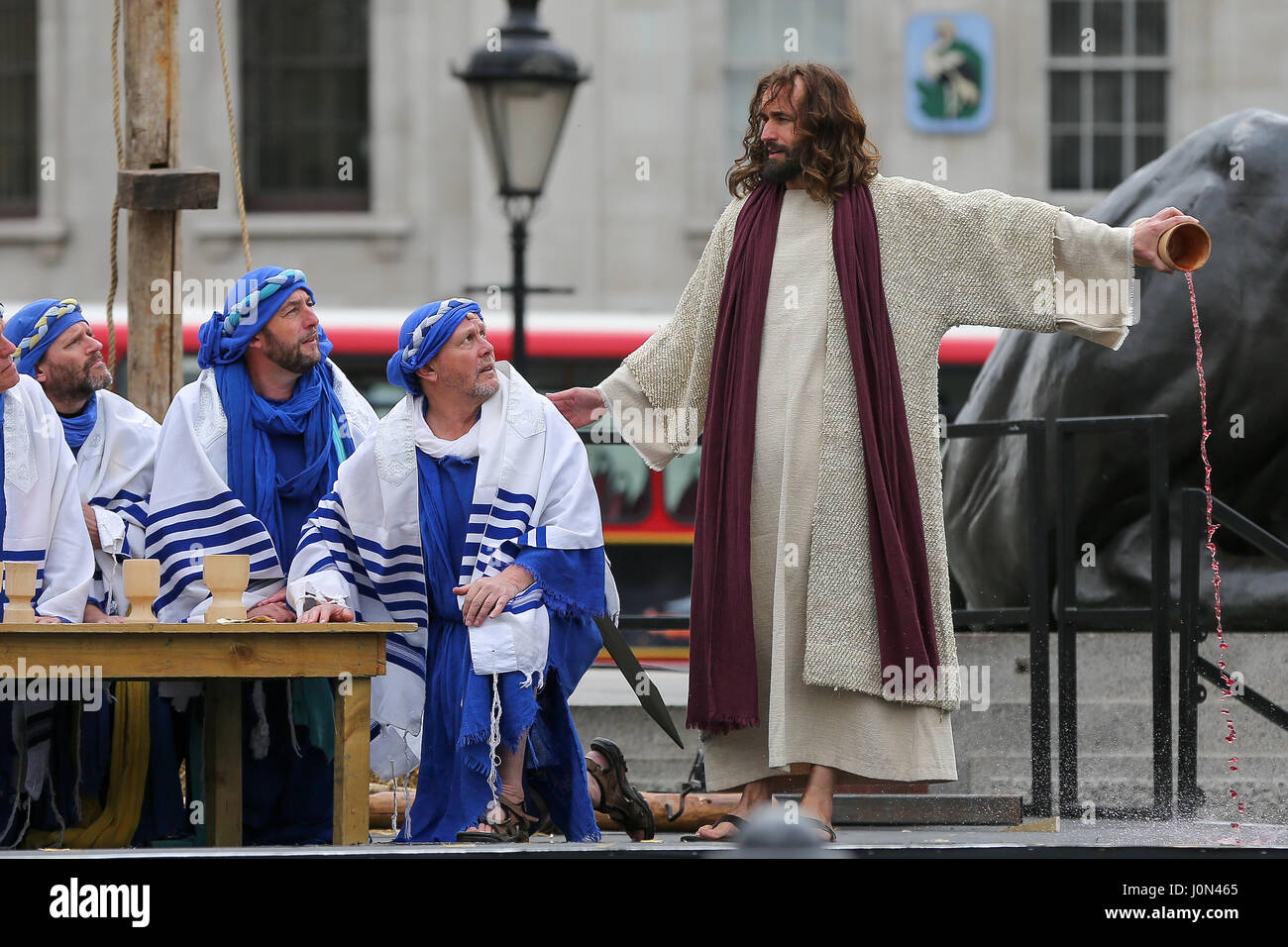 Londres, Royaume-Uni. 14 avr, 2017. Le Watershall Joueurs Immobilier effectuer la Passion de Jésus. Le rôle de Jésus est joué par James Burke-Dunsmore. La bonne performance vendredi dernier, illustre l'heures de la vie de Jésus de Nazareth. La colline du Calvaire est érigé en vertu de la Colonne Nelson. La pièce est jouée par une troupe de 100 acteurs et les animaux. Credit : Dinendra Haria/Alamy Live News Banque D'Images