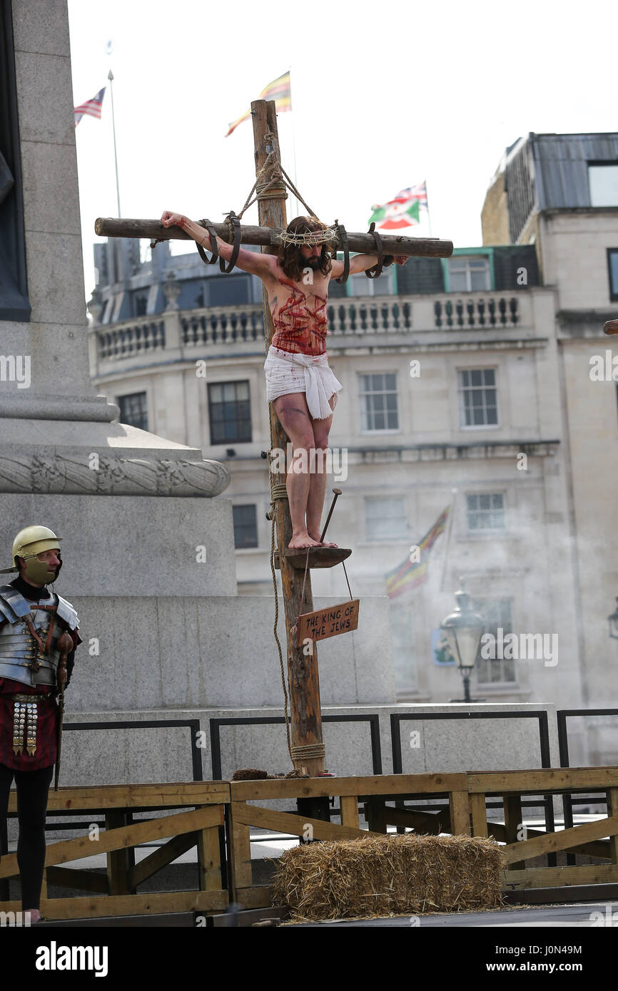 Londres, Royaume-Uni. 14 avr, 2017. Le Watershall Joueurs Immobilier effectuer la Passion de Jésus. Le rôle de Jésus est joué par James Burke-Dunsmore. La bonne performance vendredi dernier, illustre l'heures de la vie de Jésus de Nazareth. La colline du Calvaire est érigé en vertu de la Colonne Nelson. La pièce est jouée par une troupe de 100 acteurs et les animaux. Credit : Dinendra Haria/Alamy Live News Banque D'Images