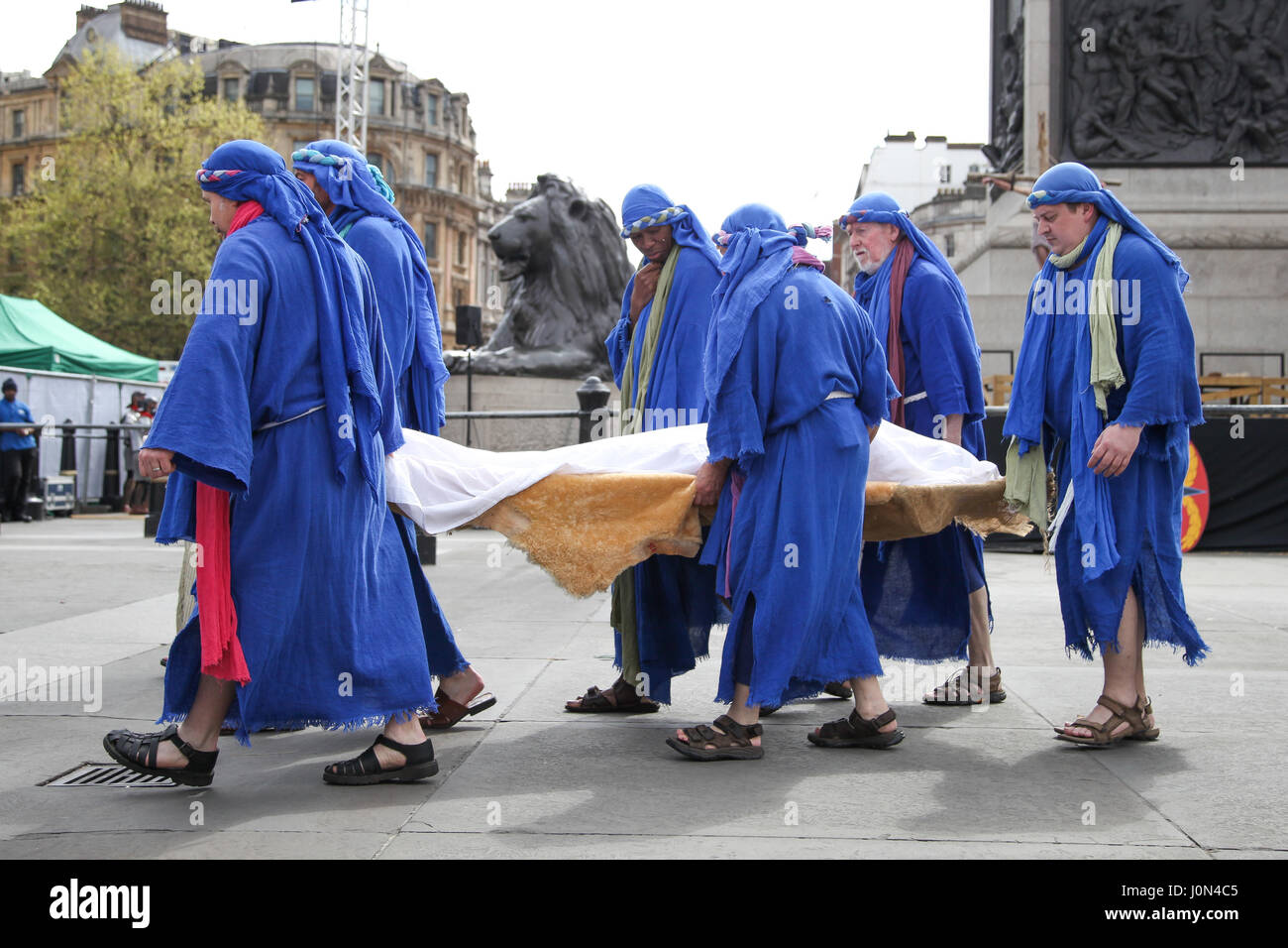 Londres, Royaume-Uni. 14 avr, 2017. Le Watershall Joueurs Immobilier effectuer la Passion de Jésus. Le rôle de Jésus est joué par James Burke-Dunsmore. La bonne performance vendredi dernier, illustre l'heures de la vie de Jésus de Nazareth. La colline du Calvaire est érigé en vertu de la Colonne Nelson. La pièce est jouée par une troupe de 100 acteurs et les animaux. Credit : Dinendra Haria/Alamy Live News Banque D'Images