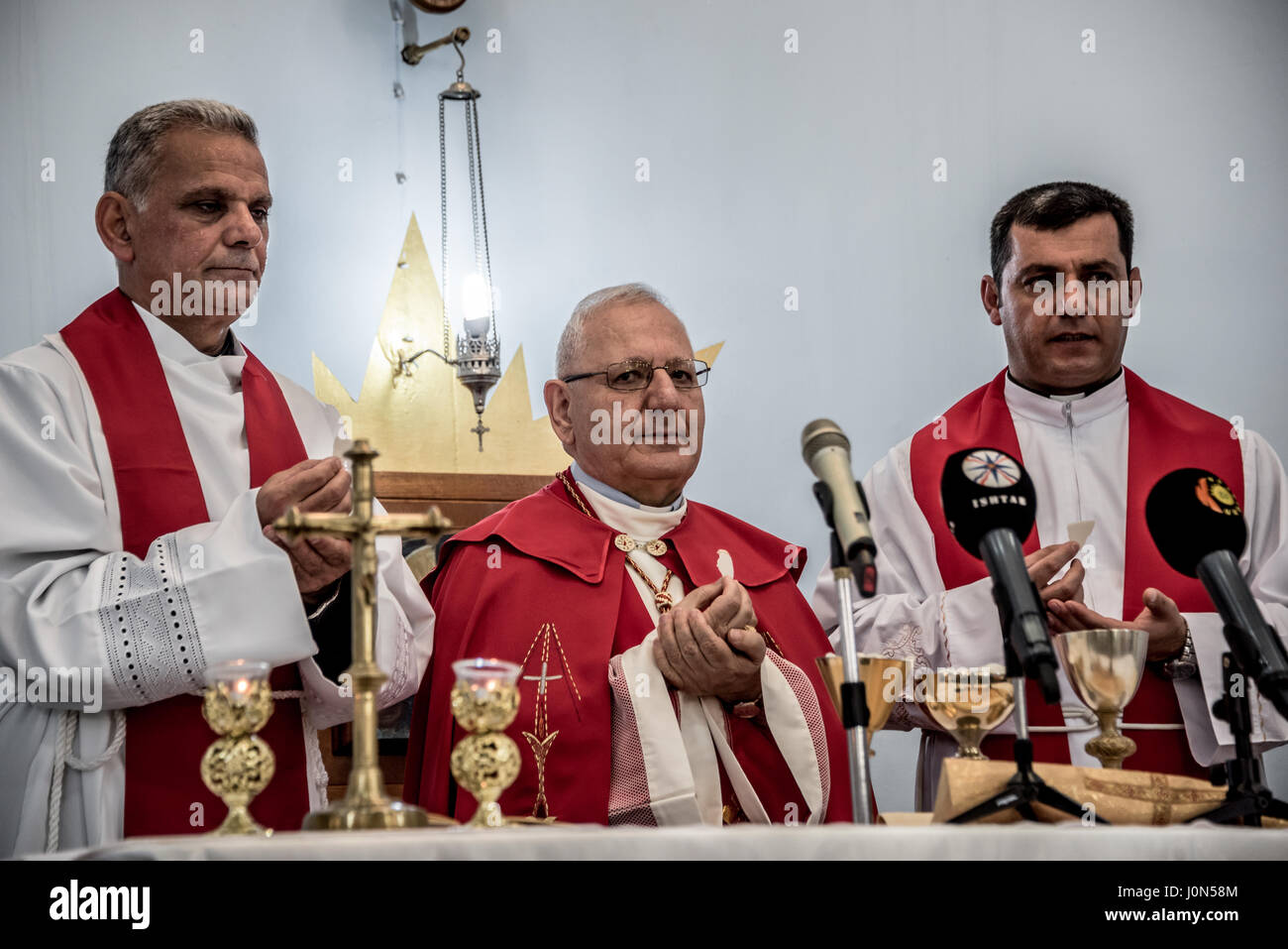 En Irak Pâques Jeudi Saint : lavage des pieds avec Mar Raphaël Louis Sako - bénédiction l'hôte Banque D'Images