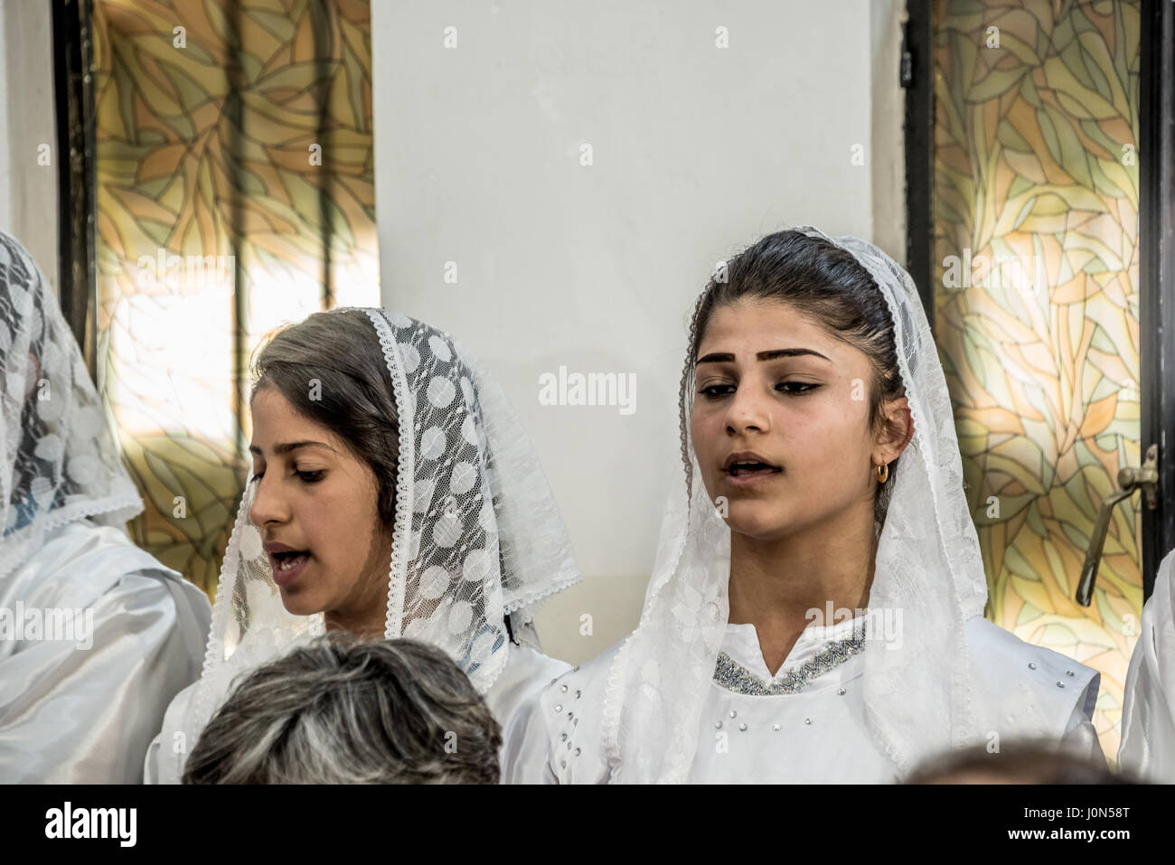 En Irak Pâques Jeudi Saint : lavage des pieds avec Mar Raphaël Louis Sako : choristes chantant Banque D'Images