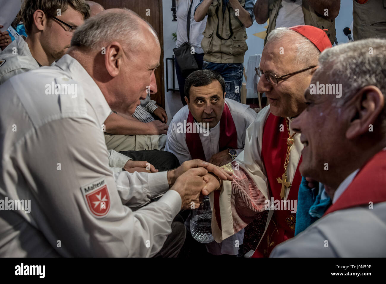 En Irak Pâques Jeudi Saint : lavage des pieds avec Mar Raphaël Louis Sako - serrant la main d'un membre de l'organisation de défense des droits de Cottbus, Allemagne. Banque D'Images