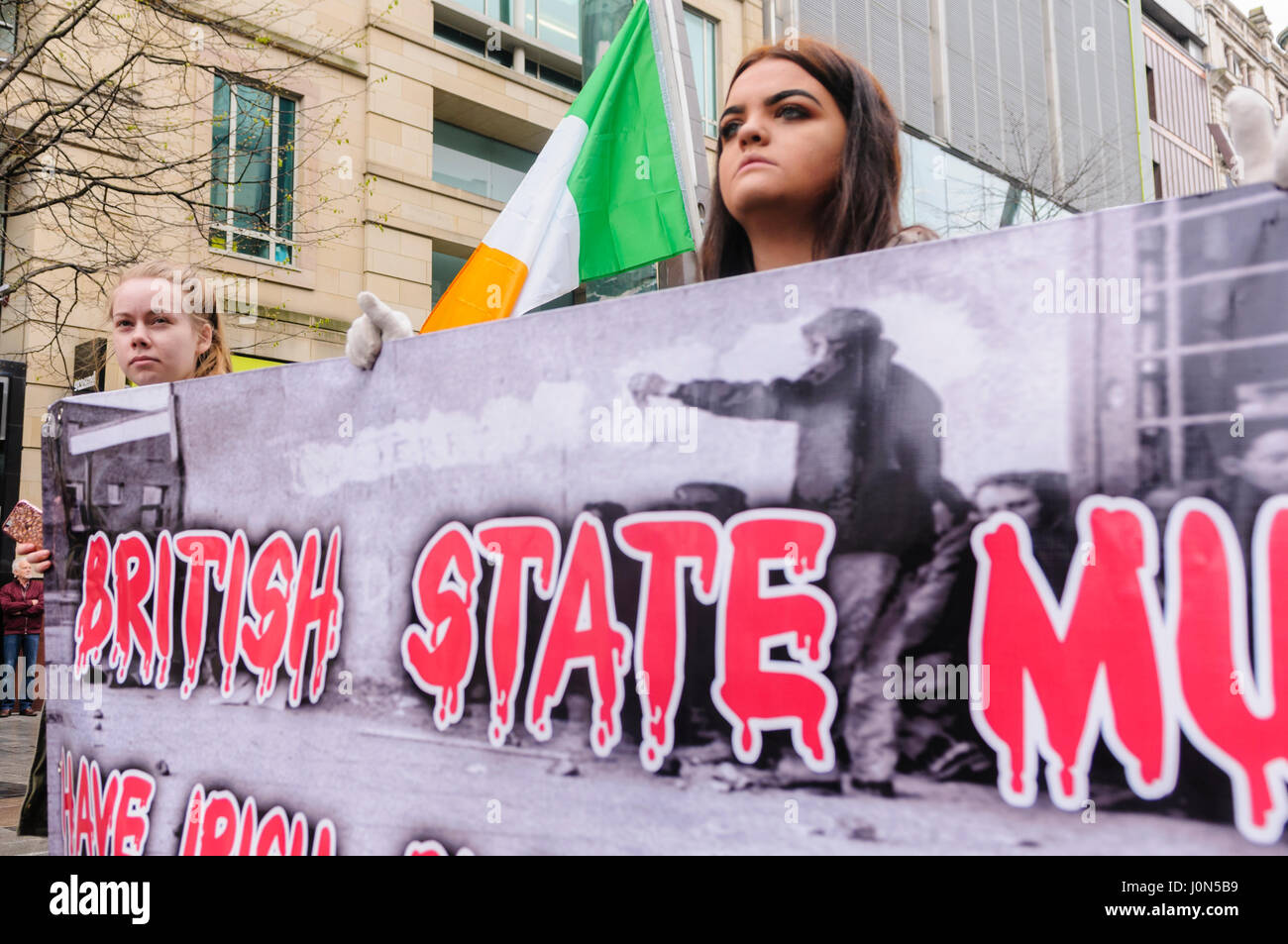 Belfast, Irlande du Nord. 14 Apr 2017 - Groupe Saoradh Républicaine Irlandaise protester contre les anciens combattants de l'armée britannique à Belfast City Hall. Banque D'Images