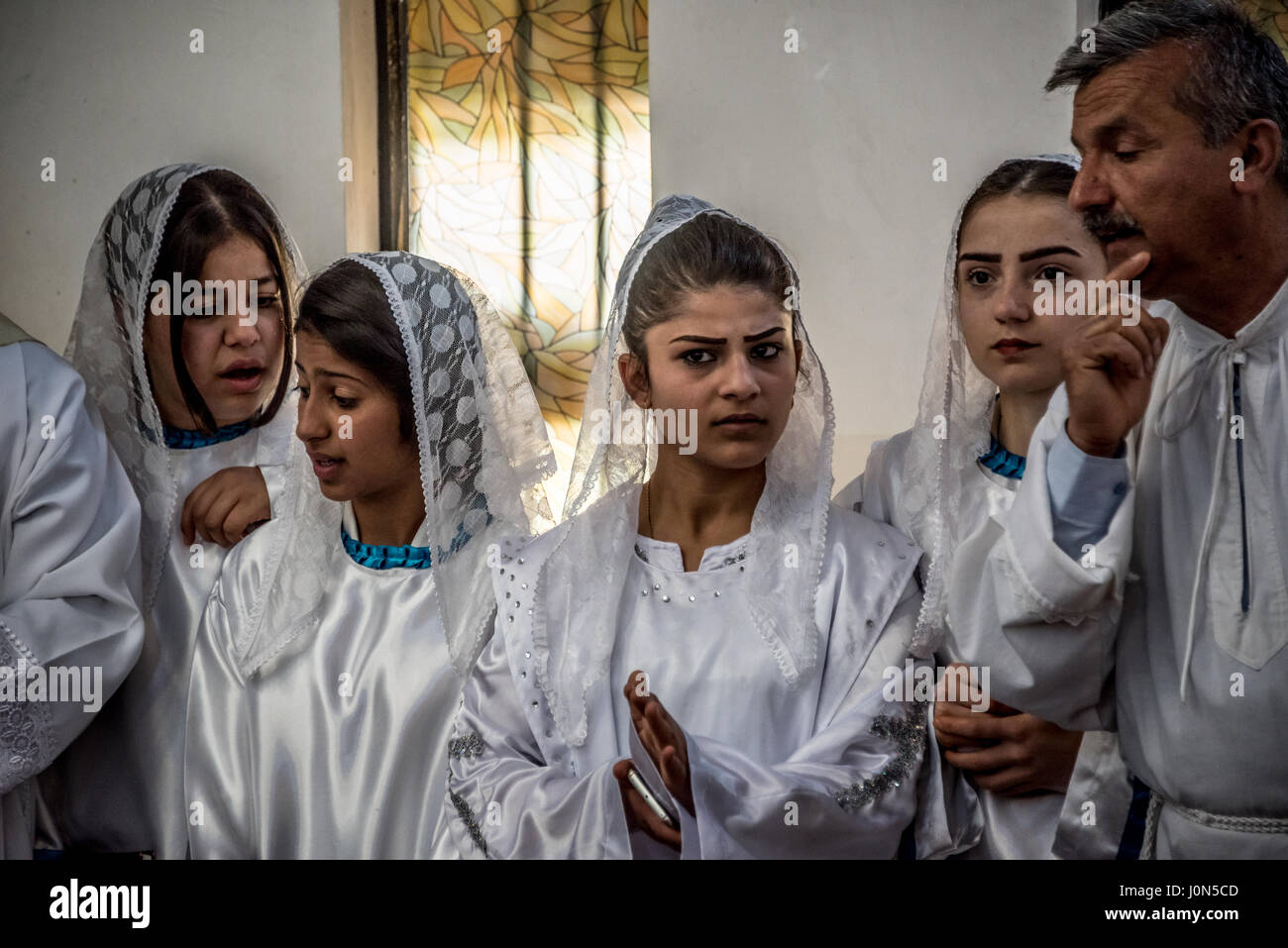 En Irak Pâques Jeudi Saint : lavage des pieds avec Mar Raphaël Louis Sako - Choristes Banque D'Images