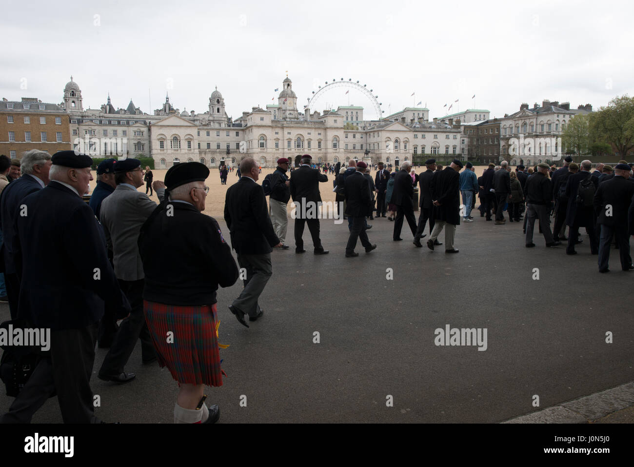 Londres, Royaume-Uni. 14 avril, 2017. Des milliers d'anciens combattants, de tout le Royaume-Uni ont participé à une grande manifestation dans la région de Whitehall, au centre de Londres. La manifestation était organisée par 'La Justice pour l'Irlande du Nord, un groupe d'Anciens Combattants outrés par les poursuites récemment d'anciens soldats britanniques, ayant servi en Irlande du Nord au cours de l'opération Bannière (1969-2007). Les arrestations ont été décrits comme un witchunt politiquement motivées par des députés et anciens soldats, y compris l'Irlande du Nord Secrétaire James Brokenshire, et le Premier ministre britannique Theresa May. Credit : Byron Kirk/Alamy Live News Banque D'Images